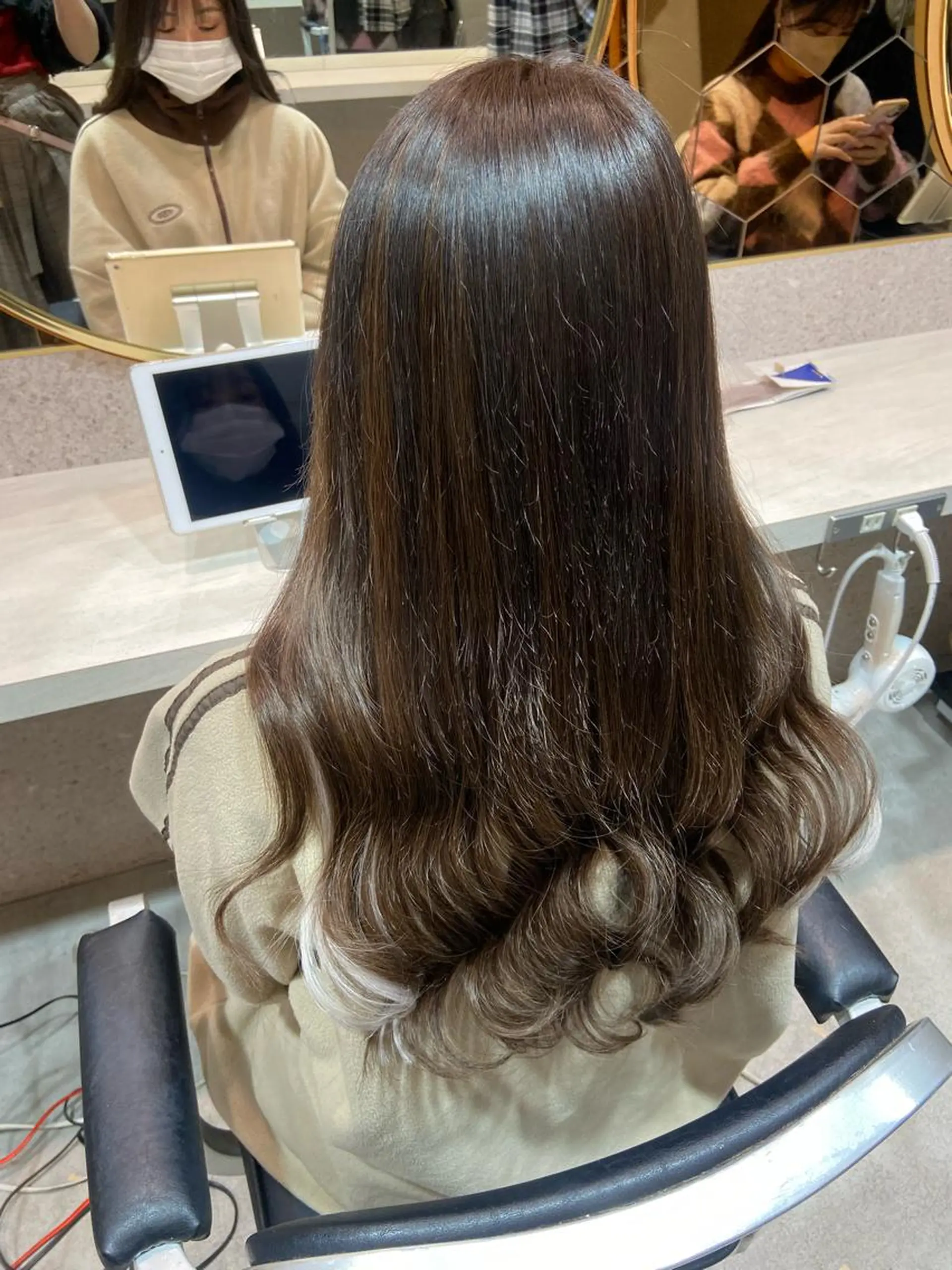 ロング カラー シールエクステ バレイヤージュ ブリーチ イヤリングカラー ハイライトカラー 新宿/韓国ヘア 中明度カラー/かやのヘアスタイル