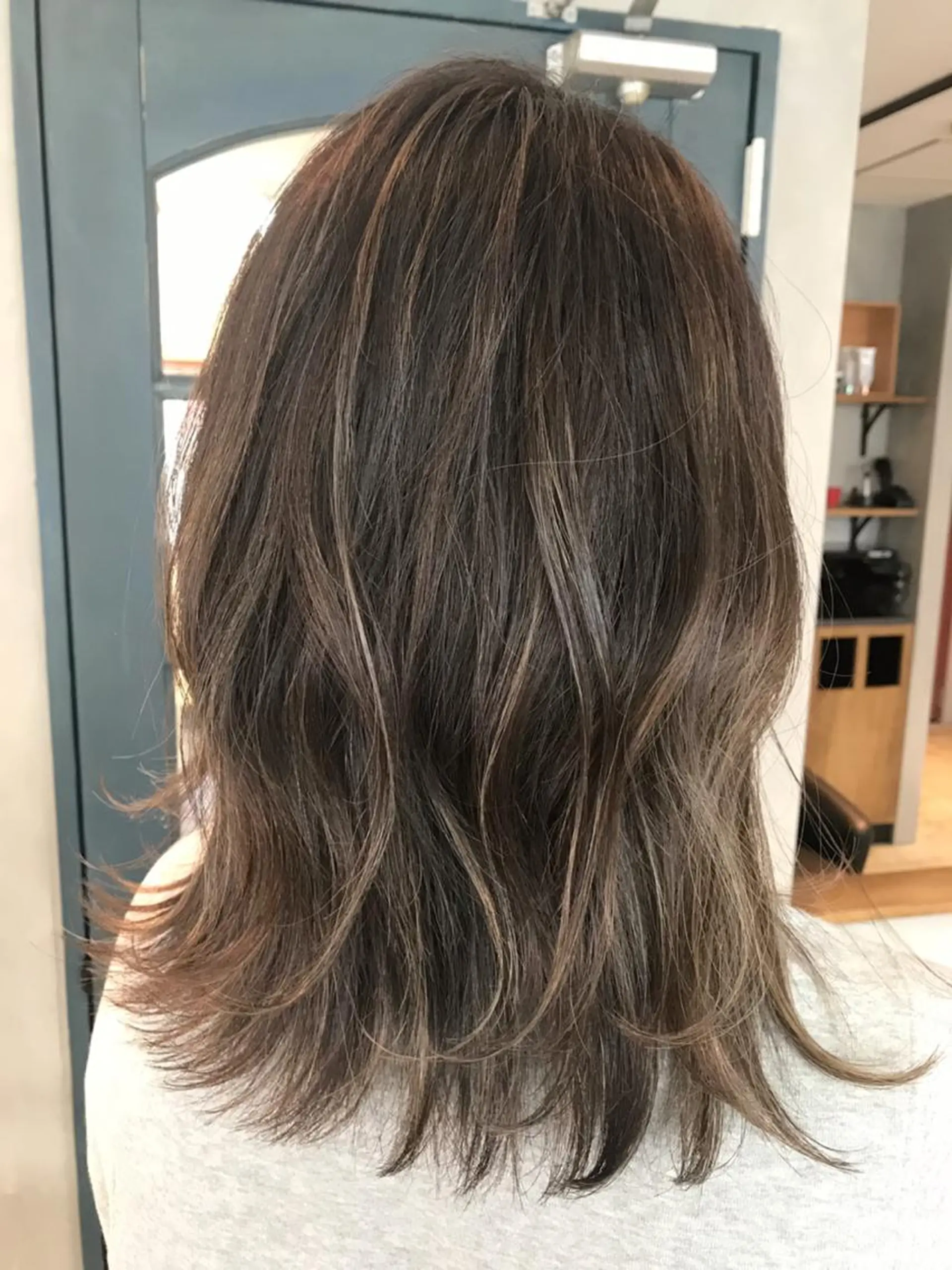 セミロング カラー パーマ ベージュカラー フォギーベージュ ヘアカラー トリートメント タカサキ ケイタのヘアスタイル