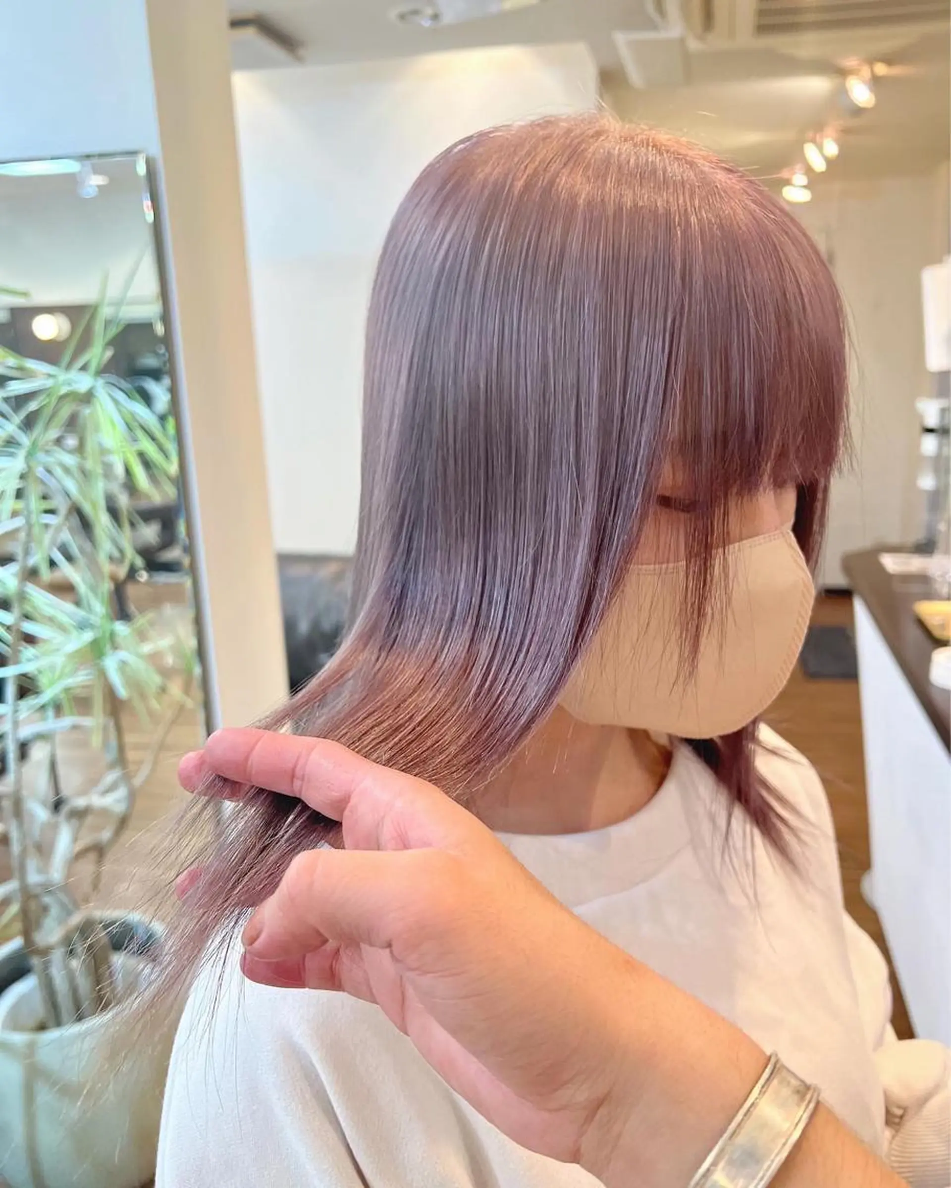 セミロング カラー ブリーチ ラベンダーカラー ラベンダーグレー 色ムラ修正の神様 新宿ハイトーンかすみのヘアスタイル