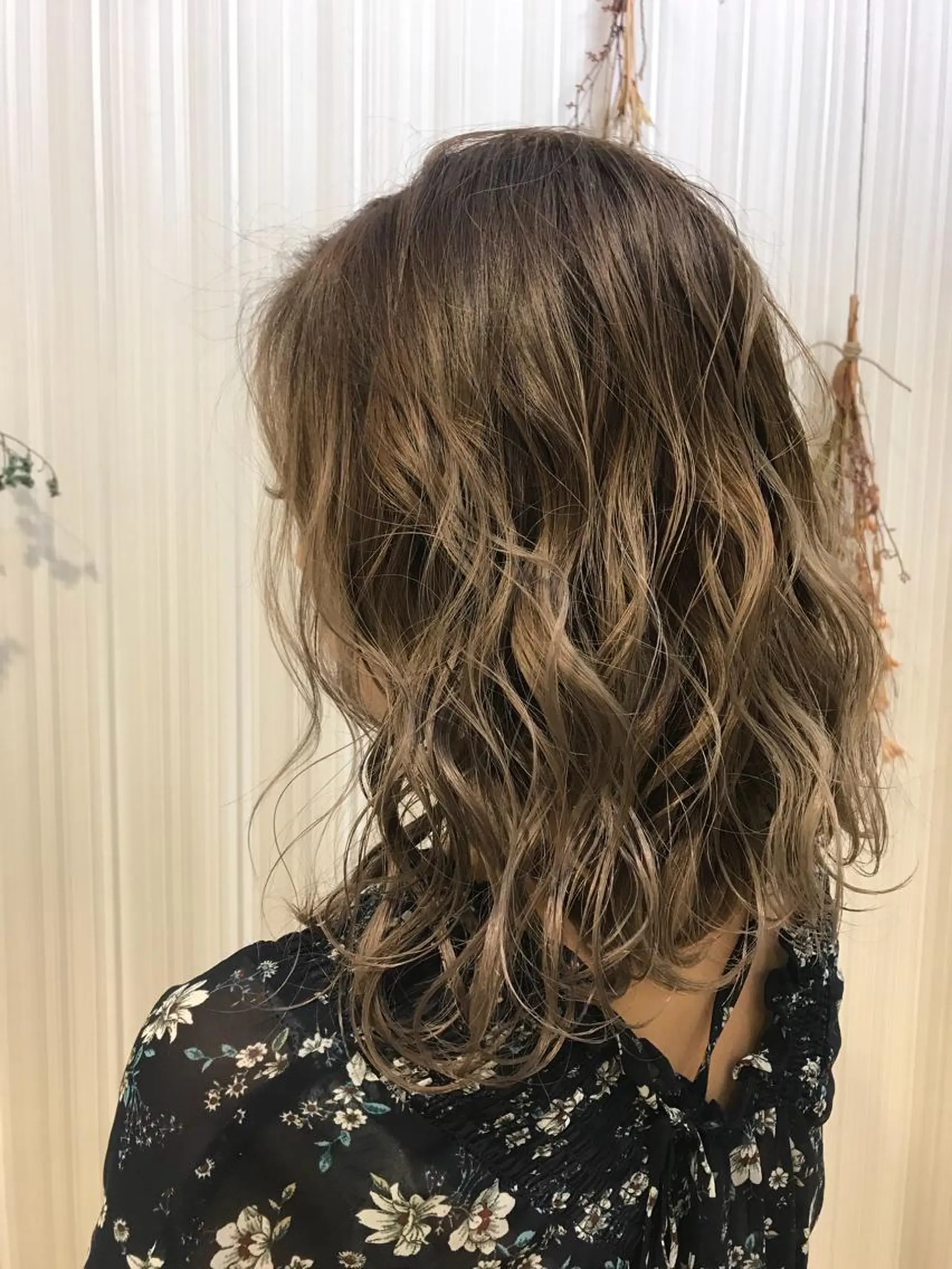 ミディアム カラー グラデーションカラー グレージュ ハイトーンカラー カット パーマ 奈良崎 和弘のヘアスタイル