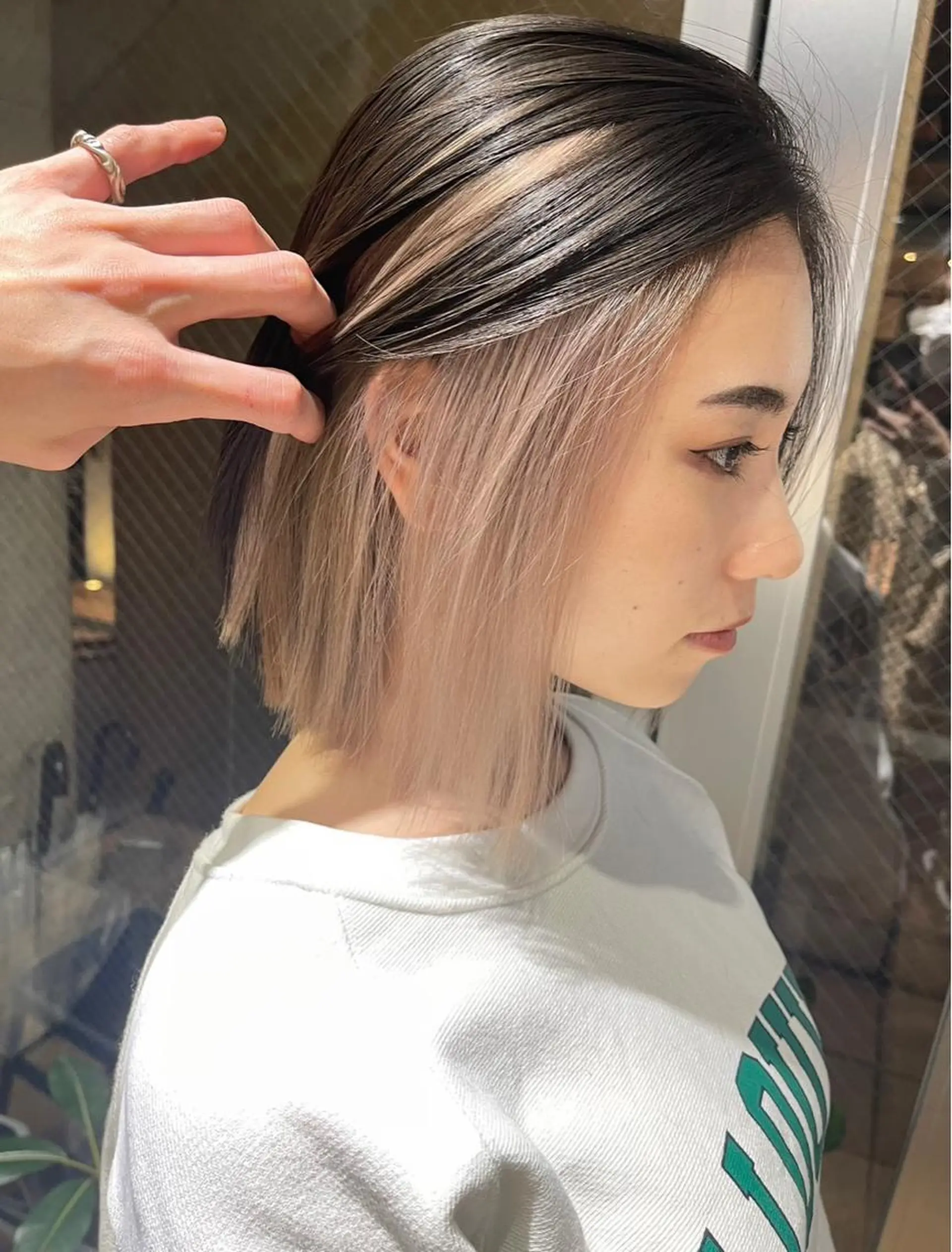 ミディアム カラー 切りっぱなしボブ ベージュカラー イヤリングカラー インナーカラー ラベンダーカラー ヘアカラー ARCANAブリーチ ダブルカラー🌟原宿のヘアスタイル