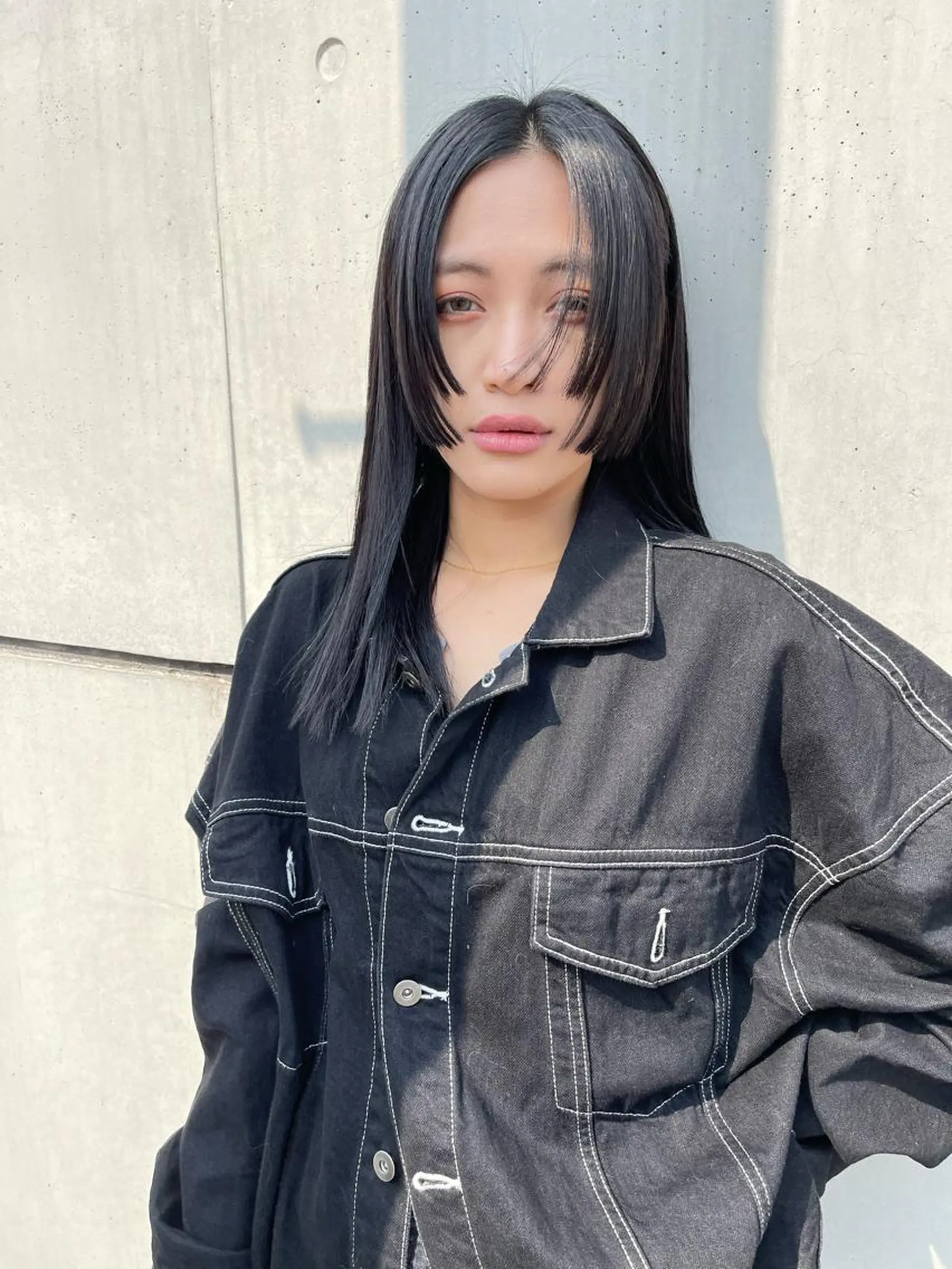 ロング 顔まわりレイヤー デザインカットのヘアスタイル