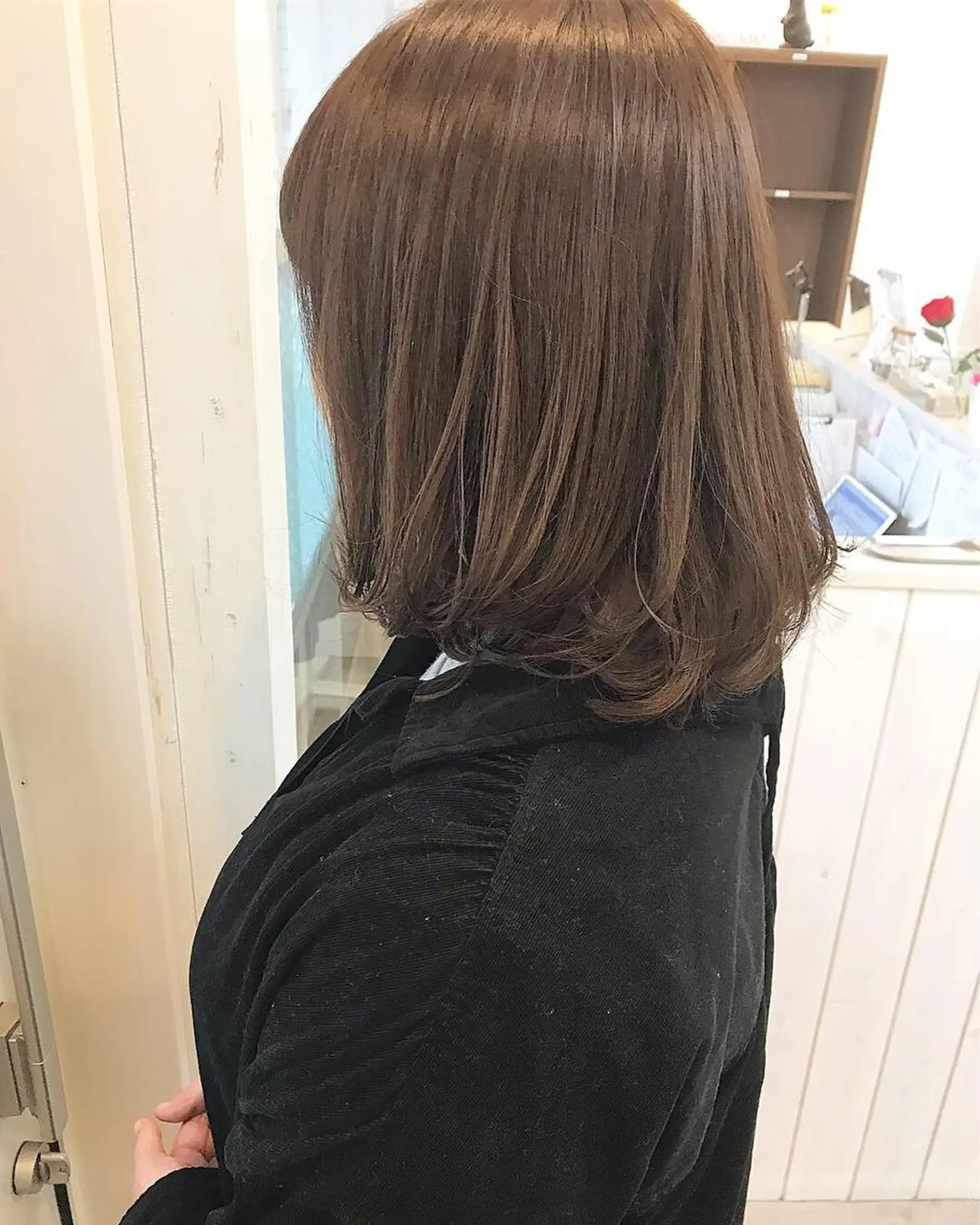 ミディアム カラー ベージュカラー ブリーチ 透明感カラー ミルクティーベージュ ブリーチなしカラー 秋月 亜耶のヘアスタイル