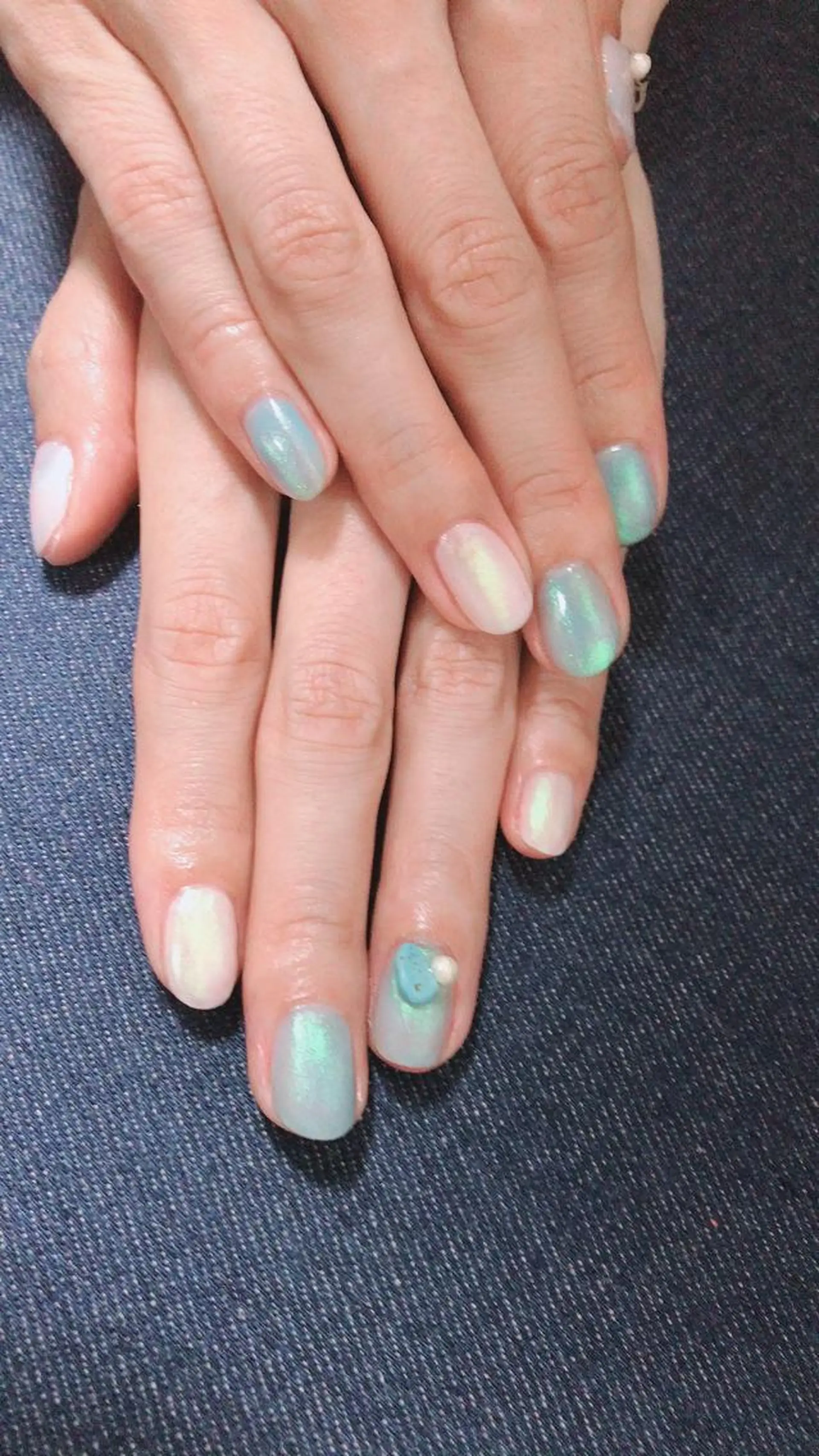 ネイル オーロラネイル ブルー クリアネイル ホワイト brilliant s.kのネイルデザイン