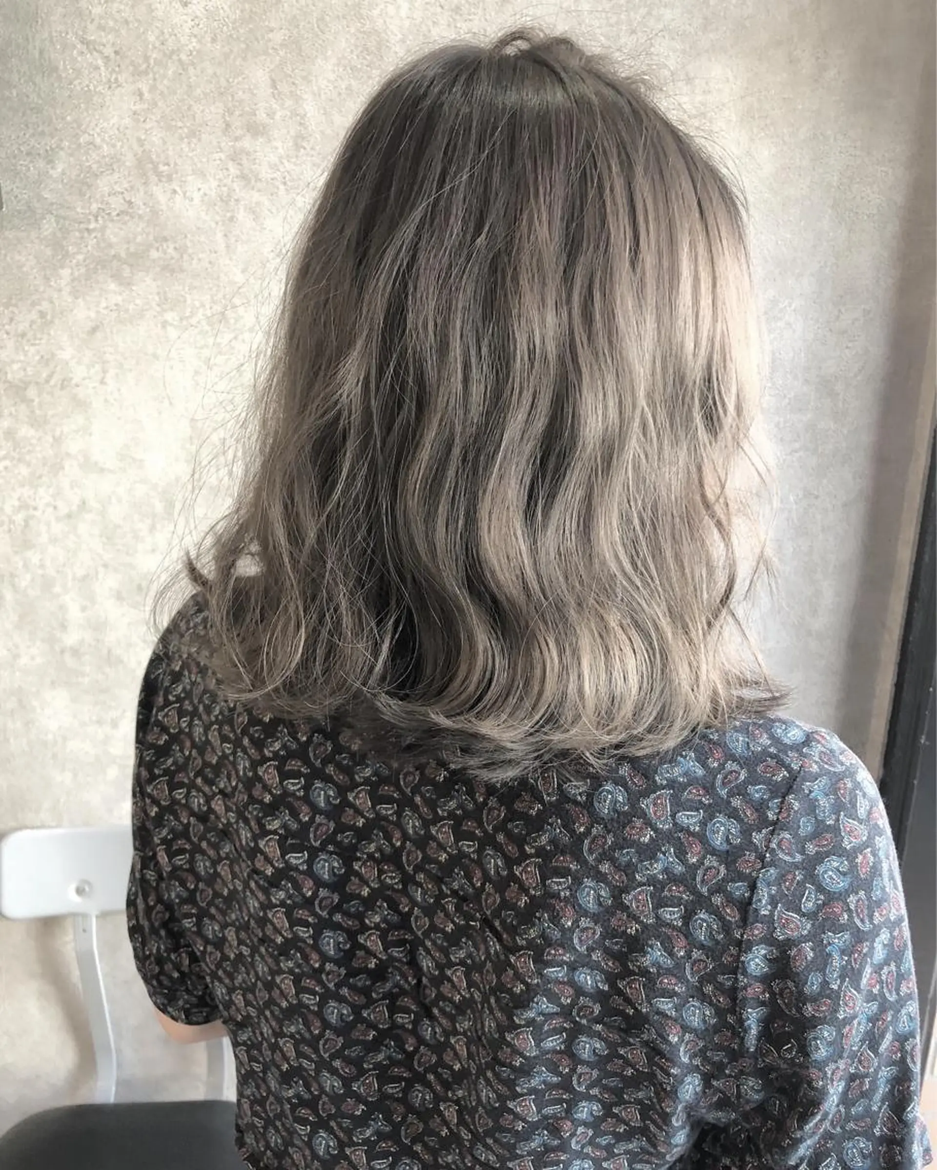 ミディアム カラー ヘアカラー トリートメント 顔周りレイヤー/韓国 ブリーチminamiのヘアスタイル