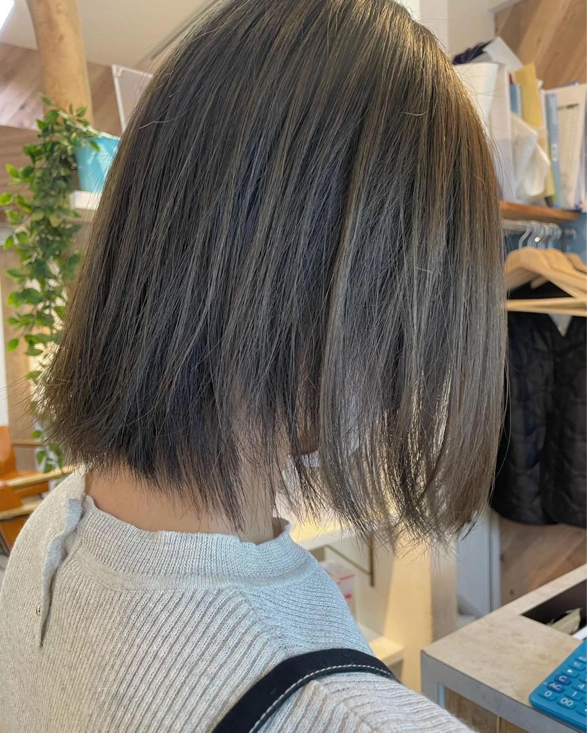 ショート カラー ベージュカラー ブリーチ ブリーチなしカラー オリーブベージュ カワシマ セイカのヘアスタイル