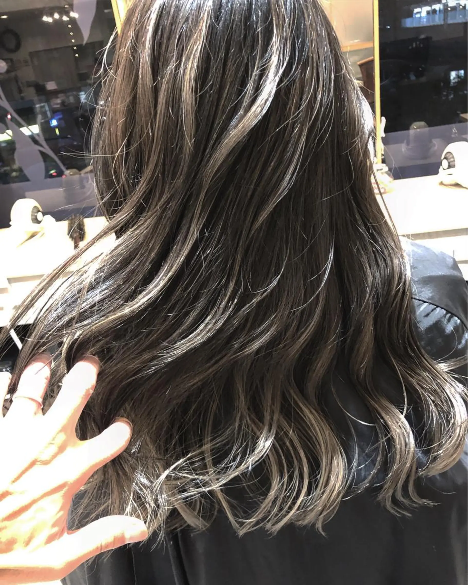 ロング カラー バレイヤージュ レイヤーカット ヘアカラー ブリーチカラー🌈 石垣翔太のヘアスタイル