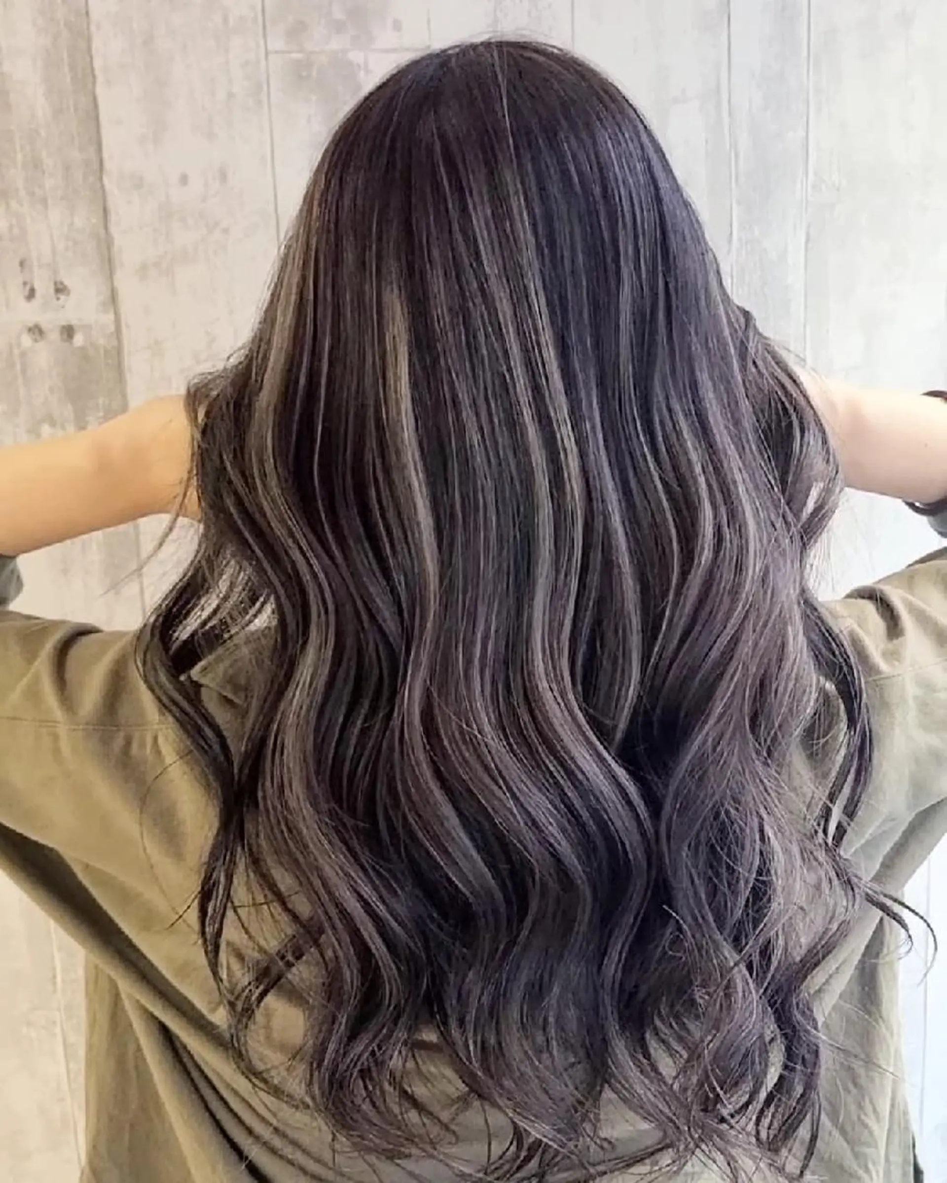 ロング カラー アッシュ アッシュグレー バレイヤージュ ベージュカラー ブリーチ カット ヘアカラー トリートメント バレイヤージュ/ ハイライト/大内格のヘアスタイル