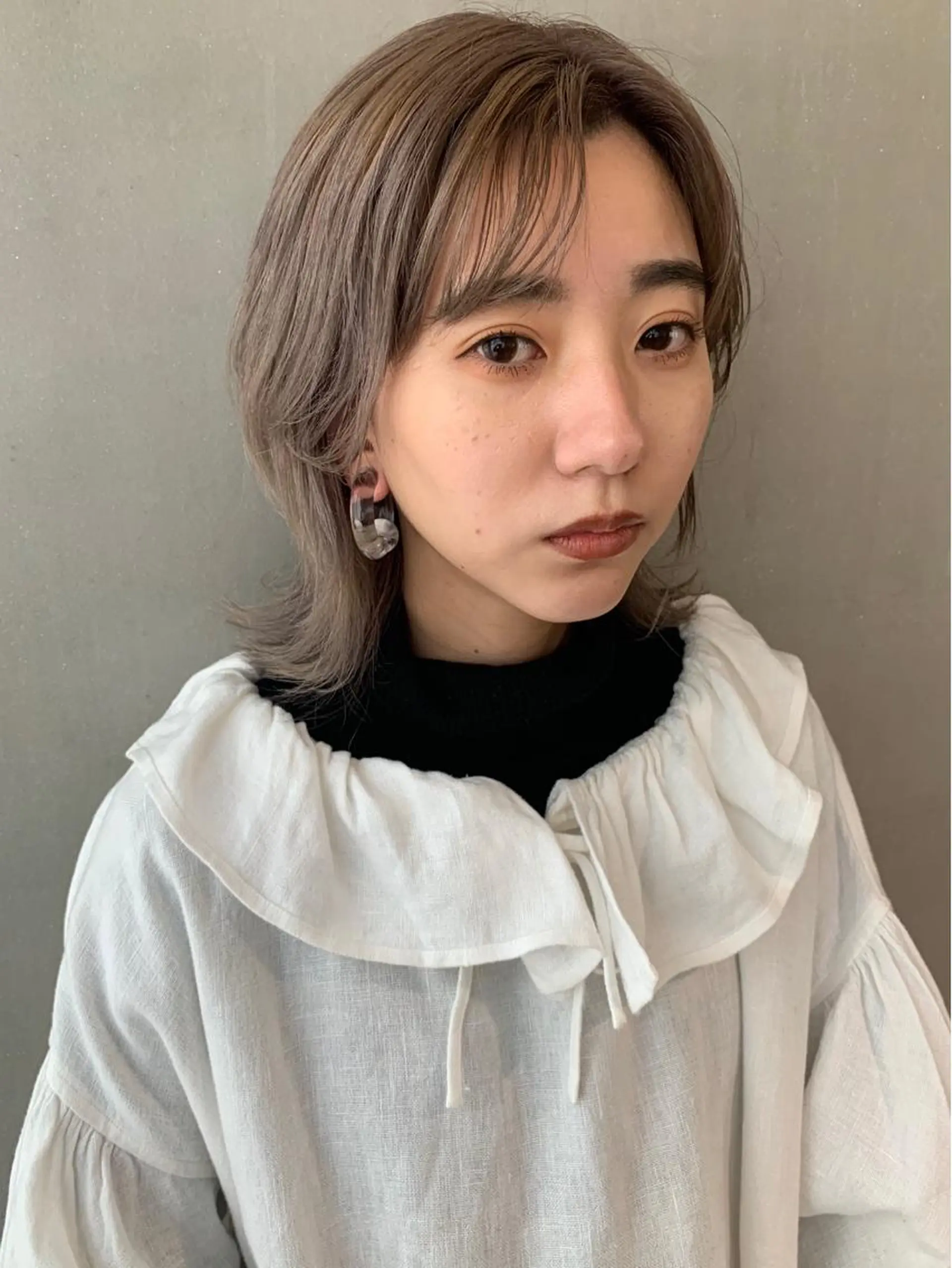 ミディアム カラー ブリーチ グレージュ ハイトーンカラー ウルフカット カット ヘアカラー トリートメント ウルフレイヤーカット /チヒロのヘアスタイル