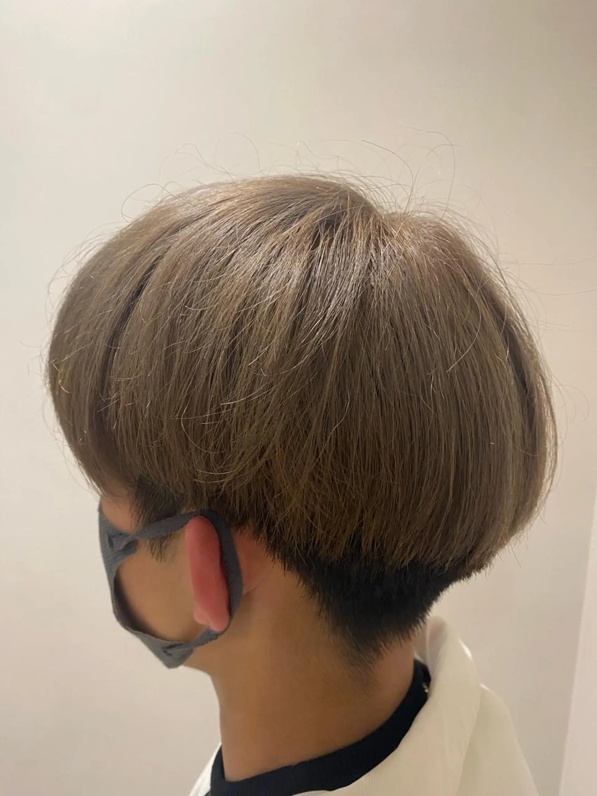 カラー メンズ ベージュカラー ミルクティーベージュ オカベ ショウマのヘアスタイル