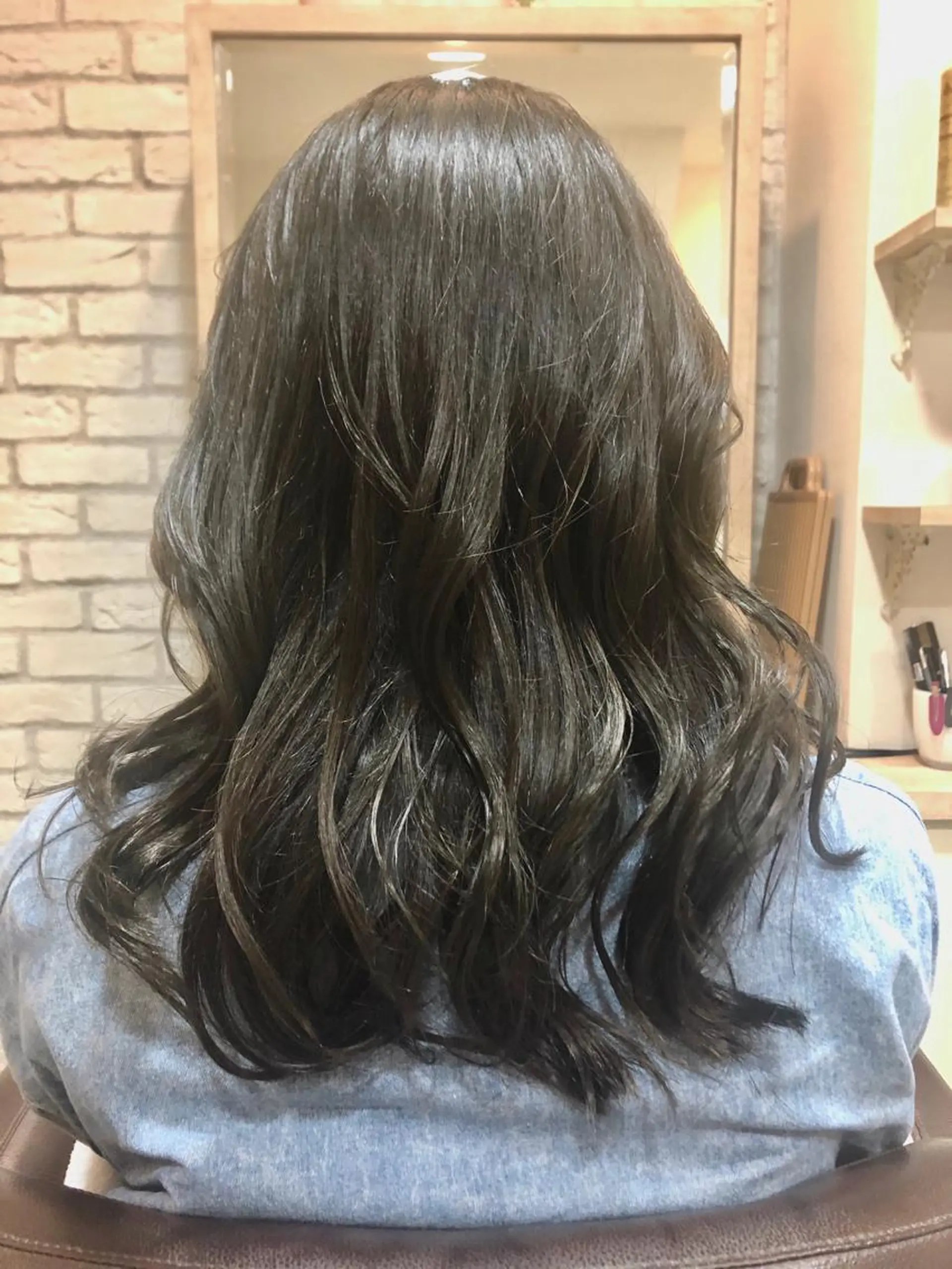 ロング カラー ブリーチ ダークグレー ブリーチなしカラー シルバー 清水 有実子のヘアスタイル