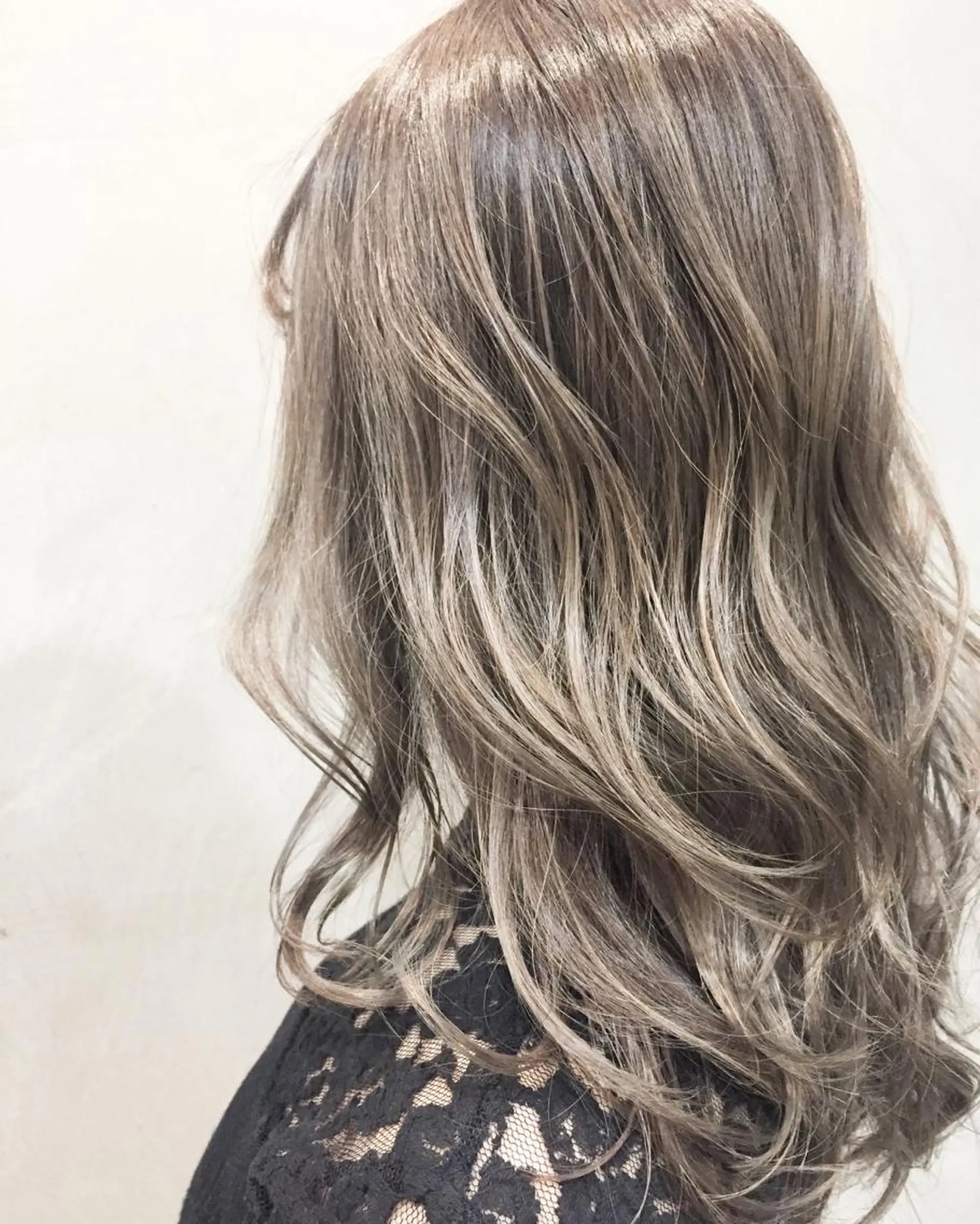 セミロング ハイライト 髪質改善 縮毛矯正 トリートメント 酸熱トリートメント ヘアカラー トリートメント 中川 勝友のヘアスタイル