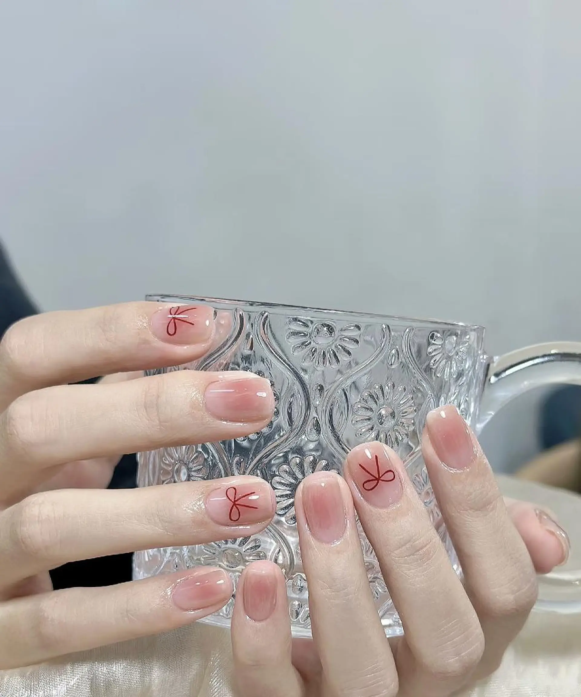 ネイル チークネイル 小 羽のネイルデザイン