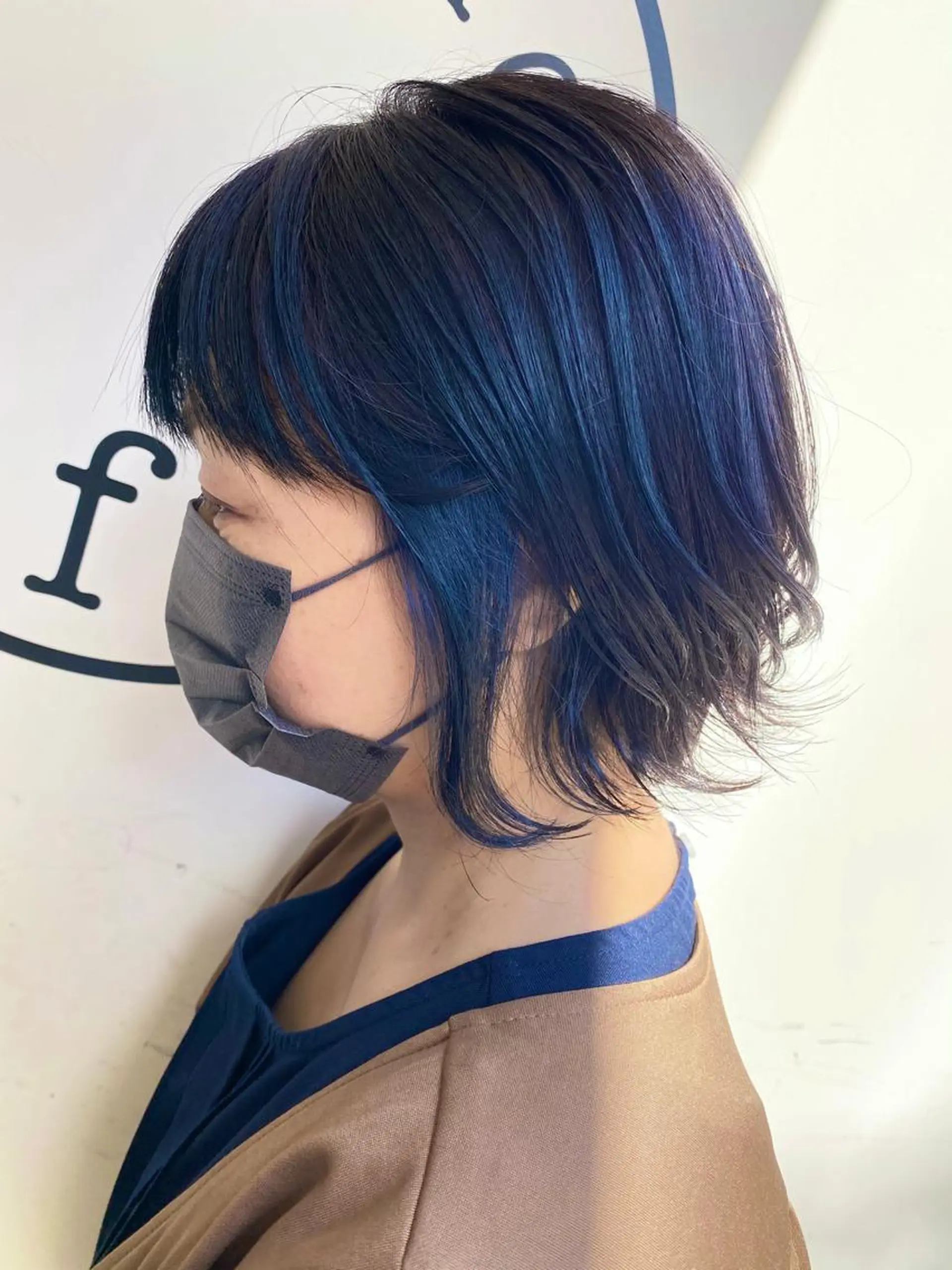 ショート カラー ネイビーカラー ボブ 外ハネヘア 川越 輝梨奈のヘアスタイル