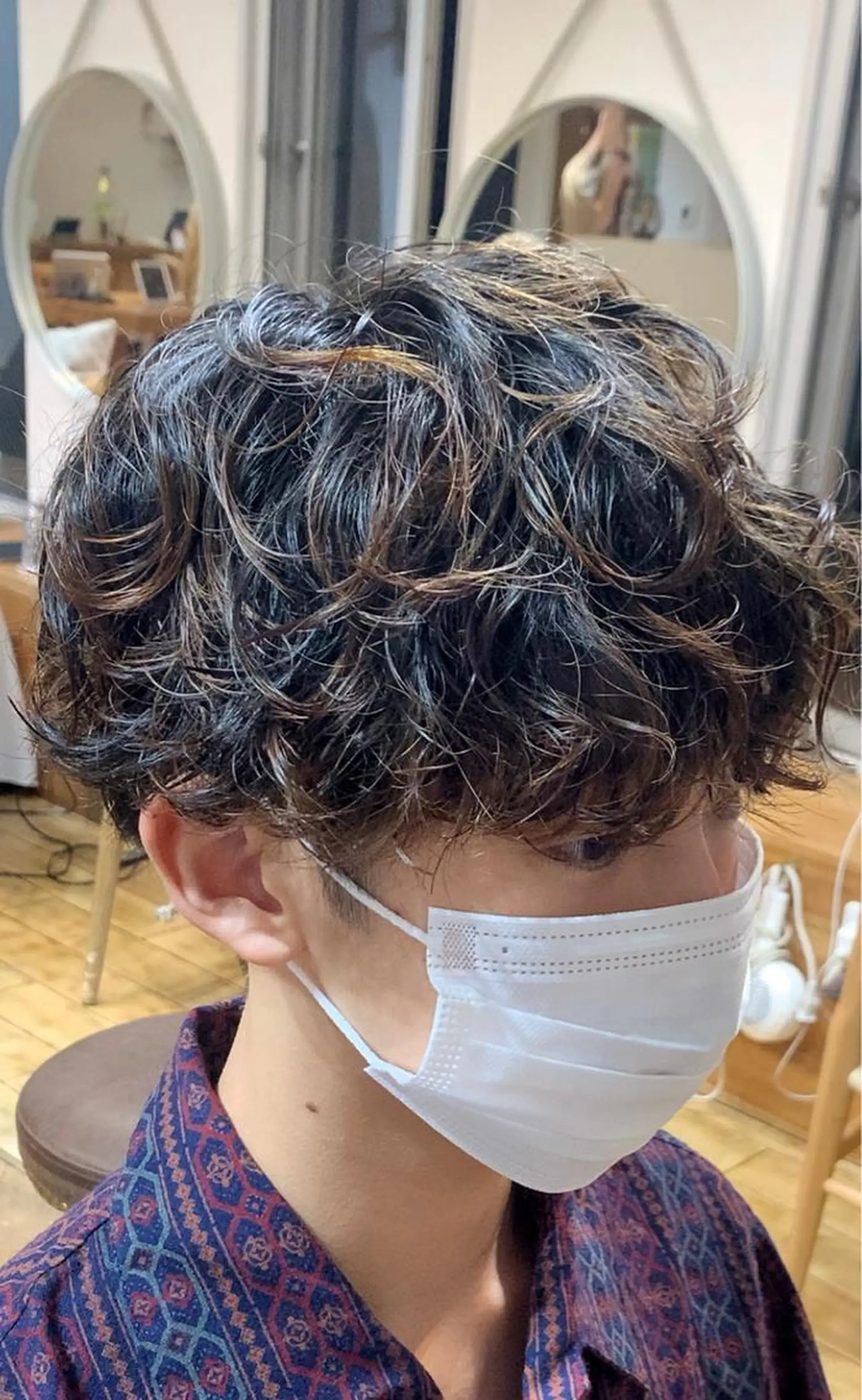 ミディアム パーマ メンズ ミディアムパーマ メンズブリーチ センターパート フェードカット メンズハイライト メンズStylist 山根慧のヘアスタイル