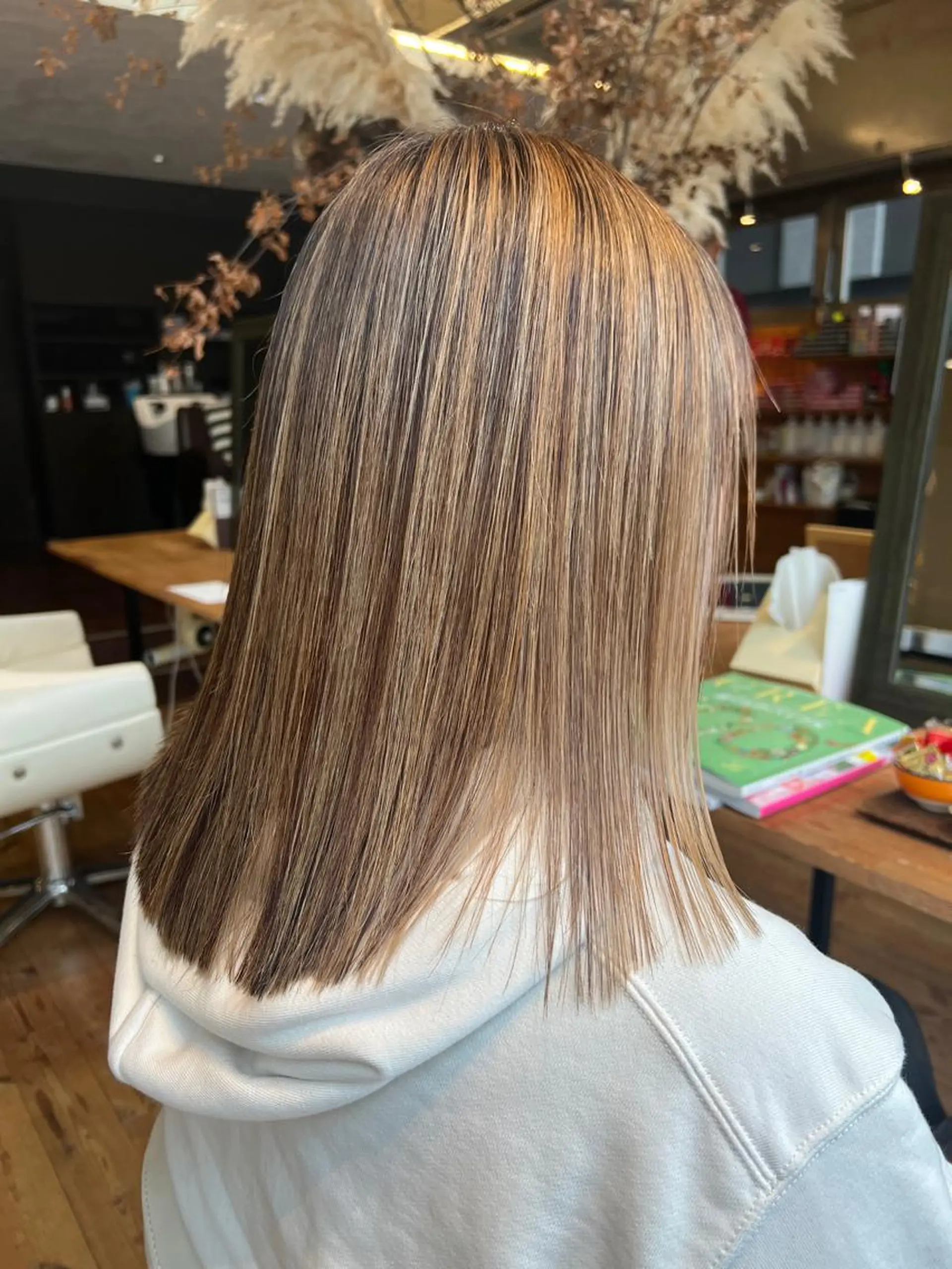 セミロング カラー ブリーチ イヤリングカラー グラデーションカラー ハイライトカラー インナーカラー カット ヘアカラー BEACH　HAIR&NAIL所属・両国駅徒歩1分⭐️ アイロン仕上げのヘアスタイル