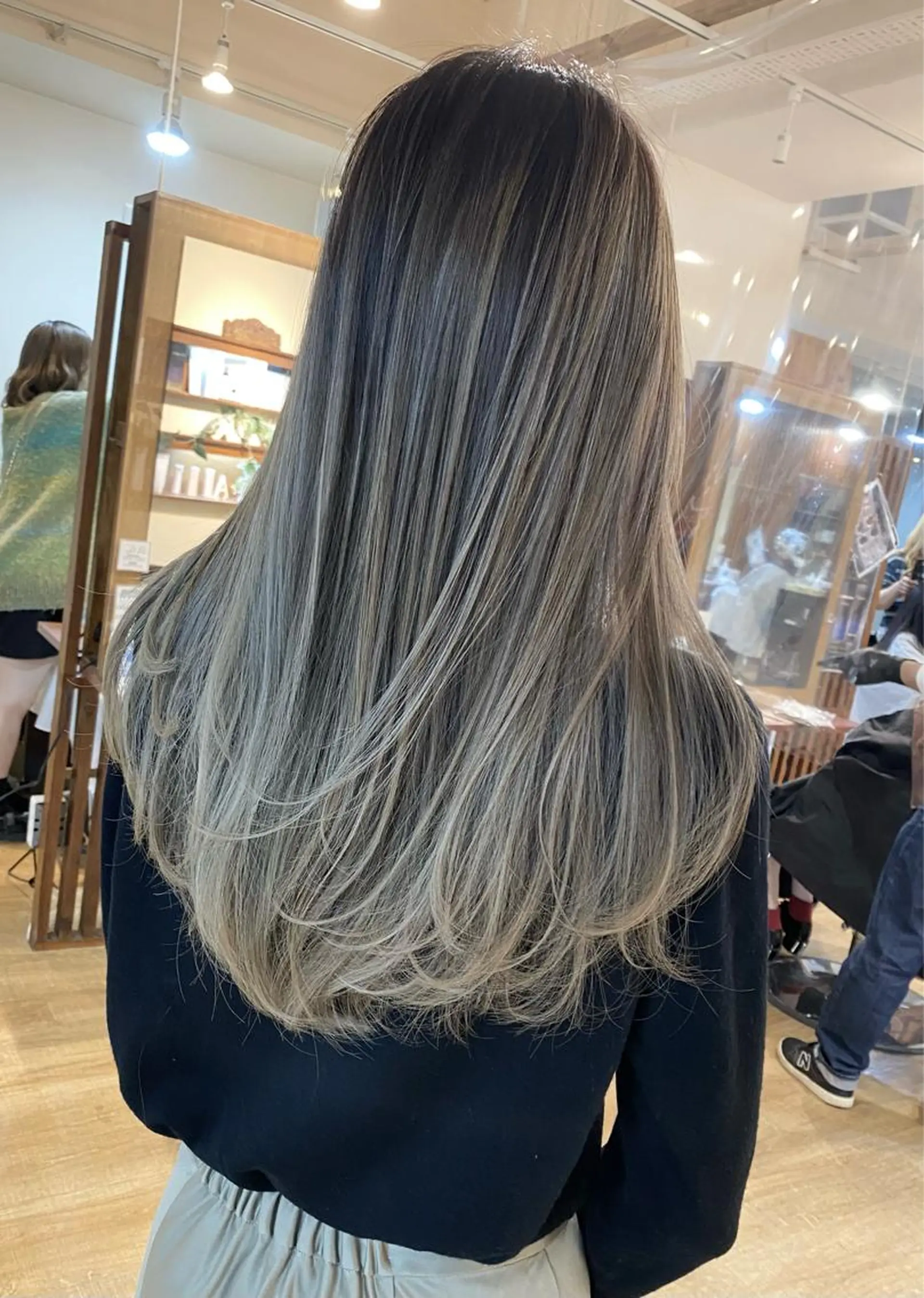 ロング カラー バレイヤージュ 顔まわりレイヤー 顔周りカット レイヤーカット 白髪ぼかし バレイヤージュ志鎌のヘアスタイル