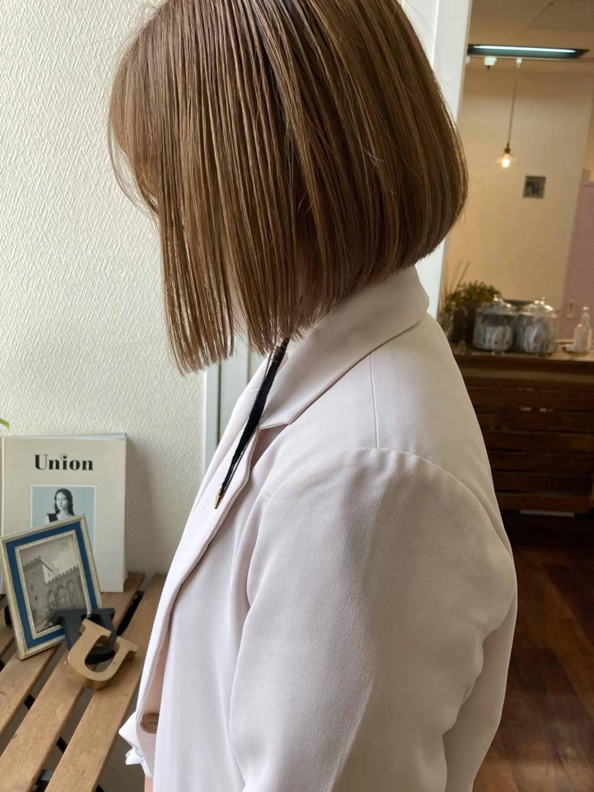 ミディアム カラー ベージュカラー ブリーチ ミルクティーベージュ ボブ カット ヘアカラー トリートメント 小木曽智美 /ボブ/ショートのヘアスタイル