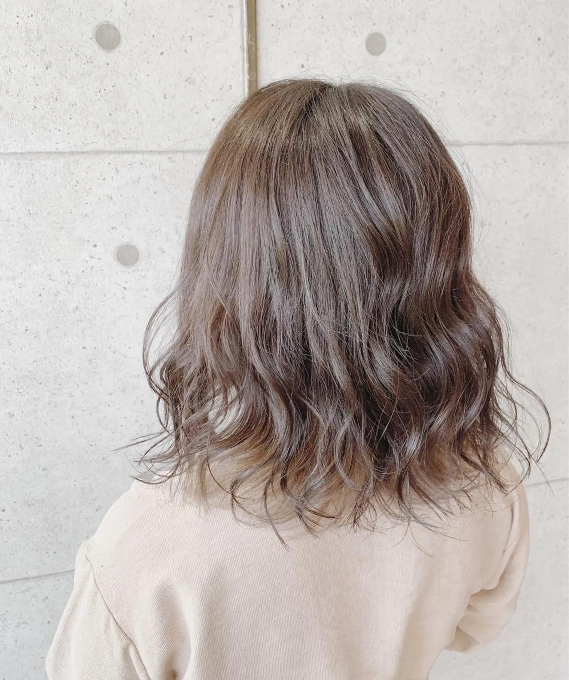 ミディアム カラー グレージュ インナーカラー シルバー シルバーグレージュ 福森 みずきのヘアスタイル
