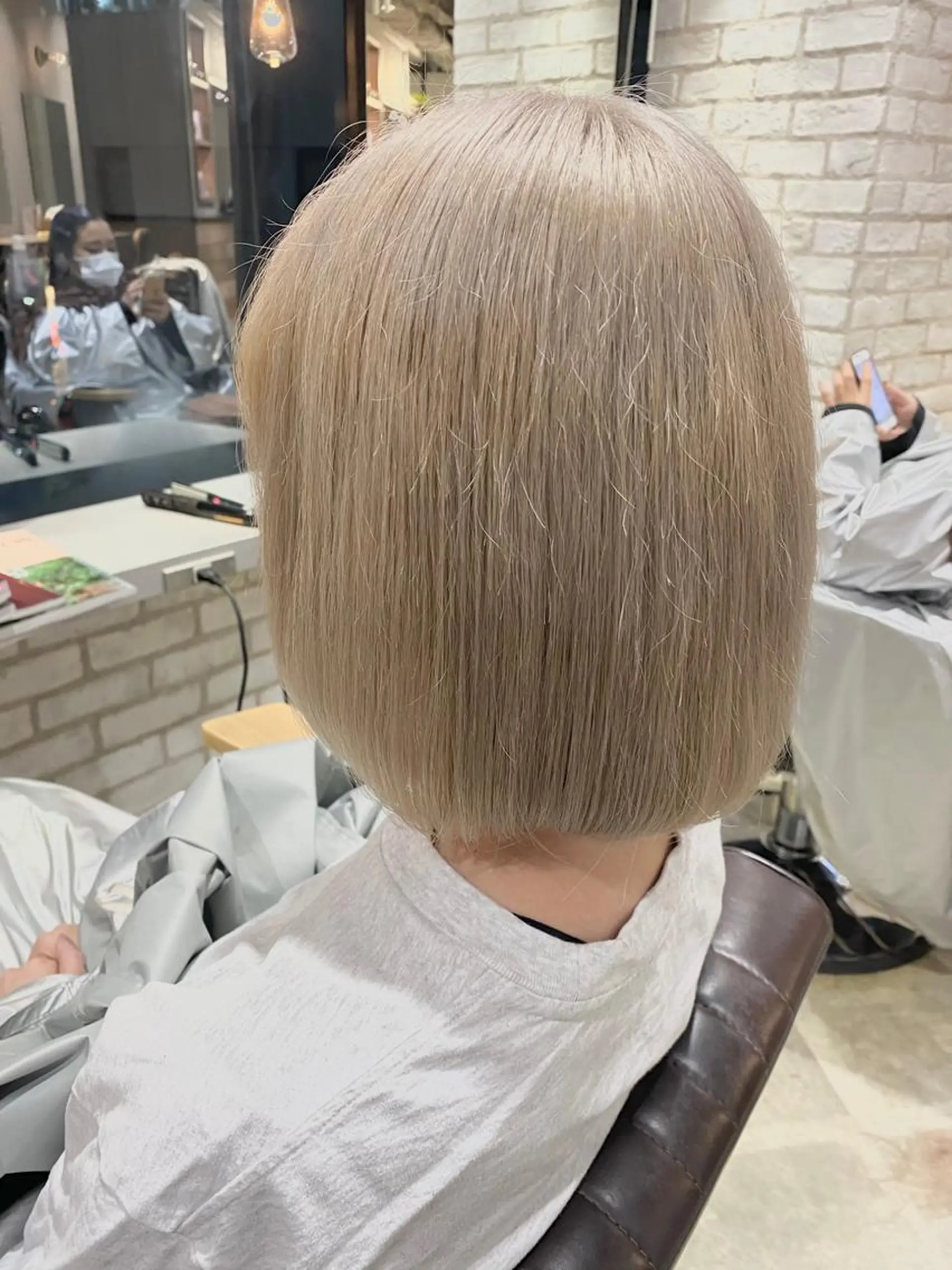 ミディアム カラー SOLA .のヘアスタイル