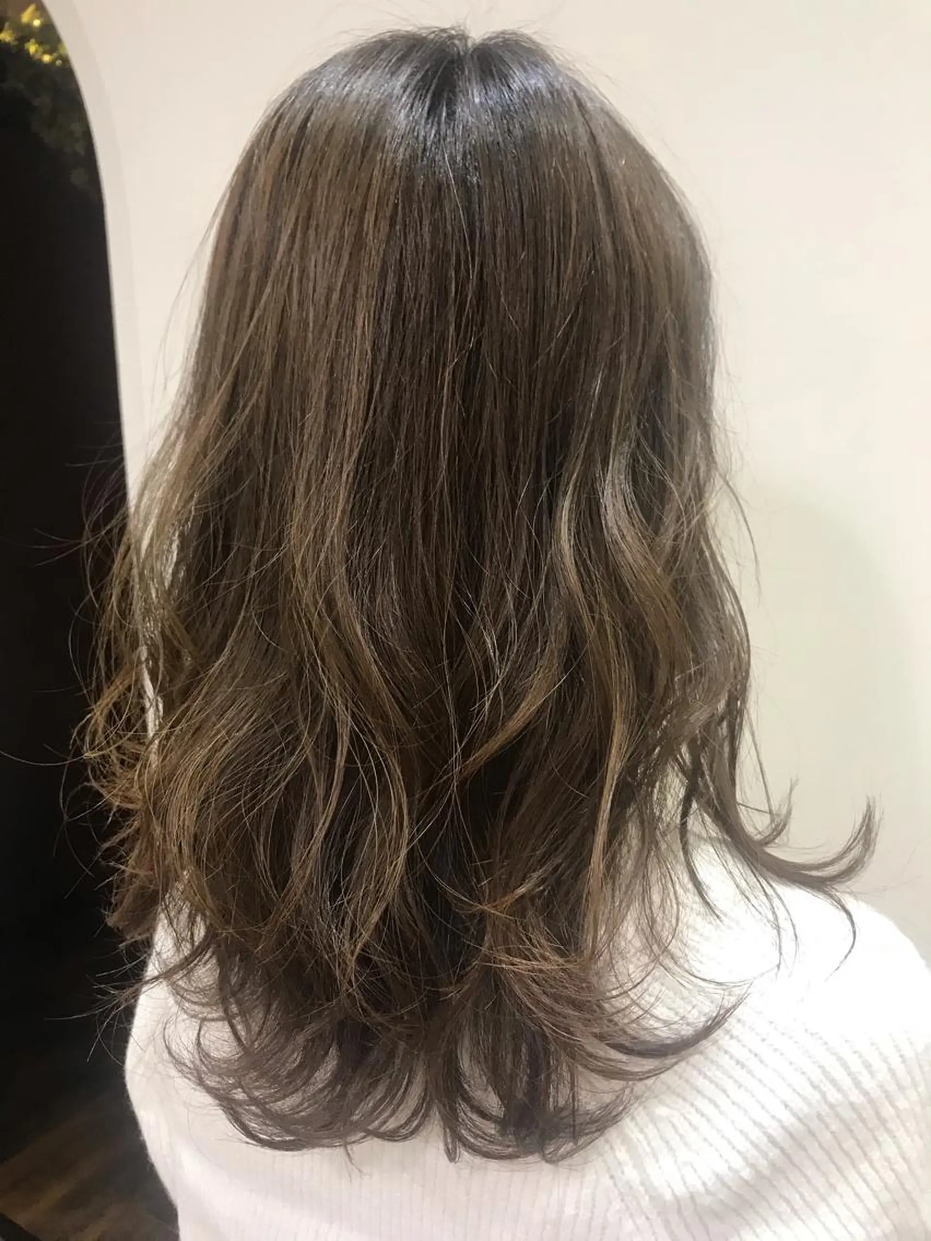 ミディアム ハイライト いけだ ひかり ハイライトくびれヘアのヘアスタイル