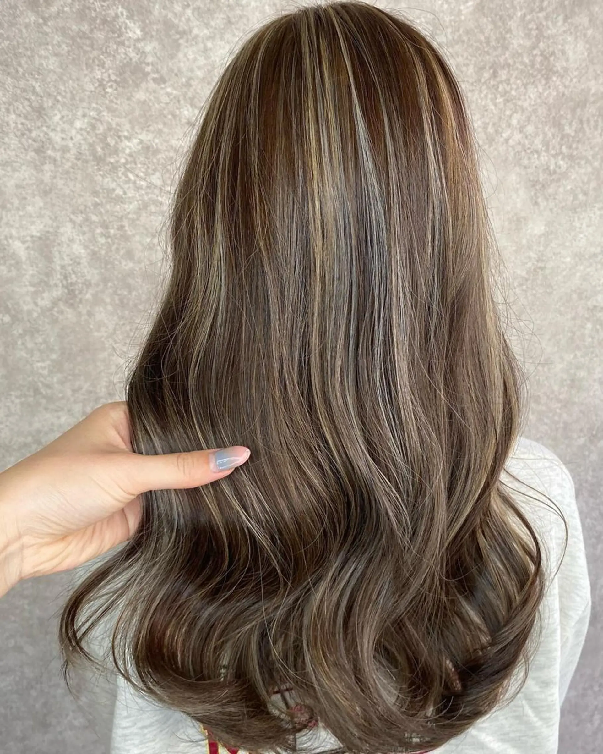 ロング カラー ベージュカラー ハイライトカラー ハイトーンカラー メッシュ ミルクティーベージュ UNDER vr 【アンダーバー】のヘアスタイル
