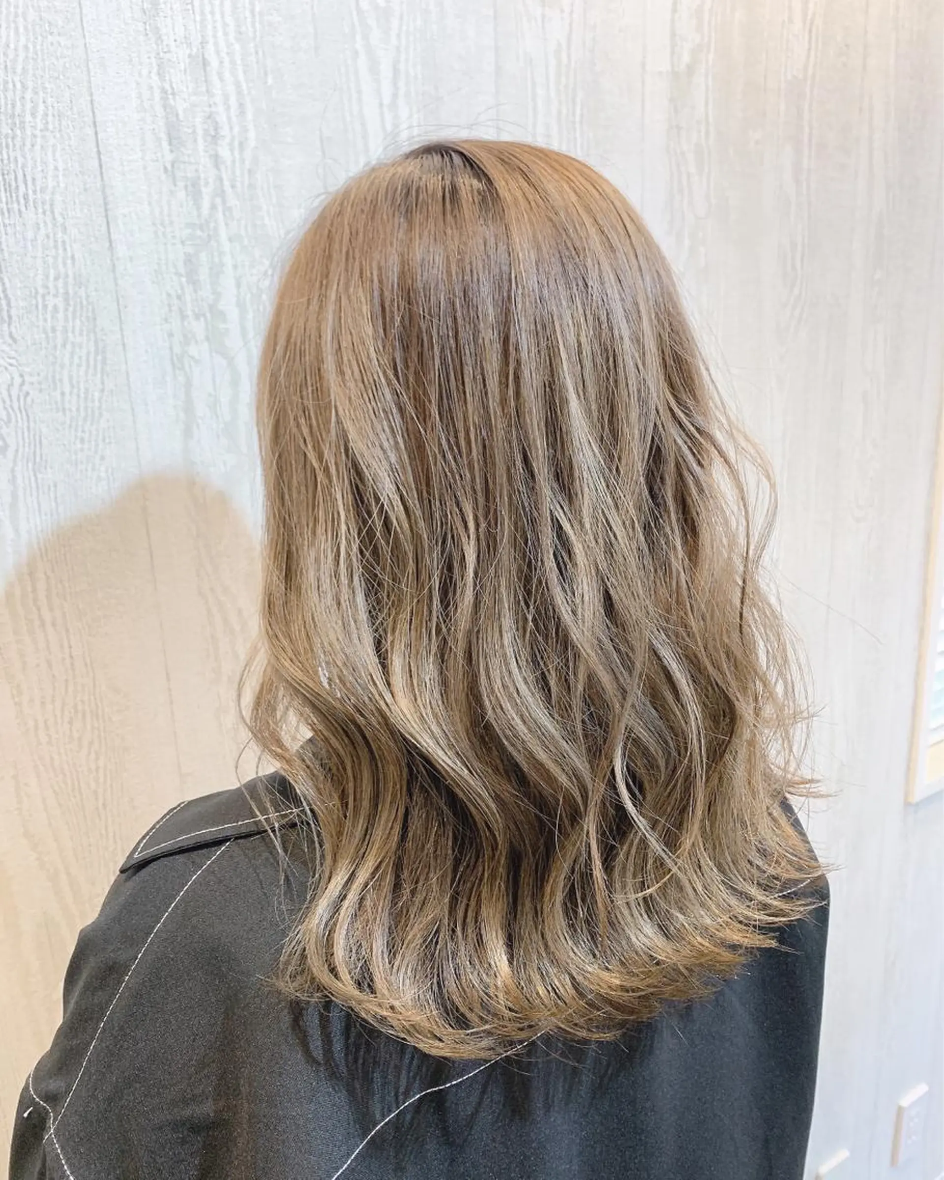 ミディアム カラー ヘアアレンジ アッシュ シルバー シルバーアッシュ HUENEST アカデミーサロンのヘアスタイル