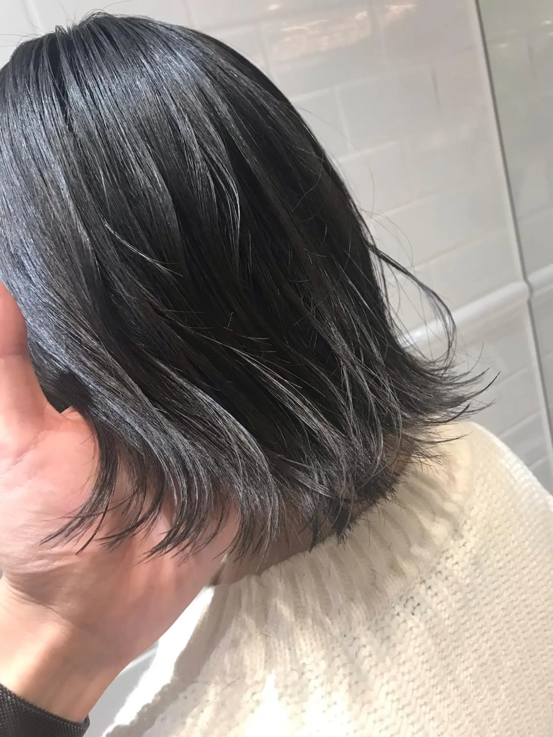 ミディアム カラー ブルーカラー ブルージュ 外ハネヘア カット ヘアカラー トリートメント 谷合 貴志のヘアスタイル