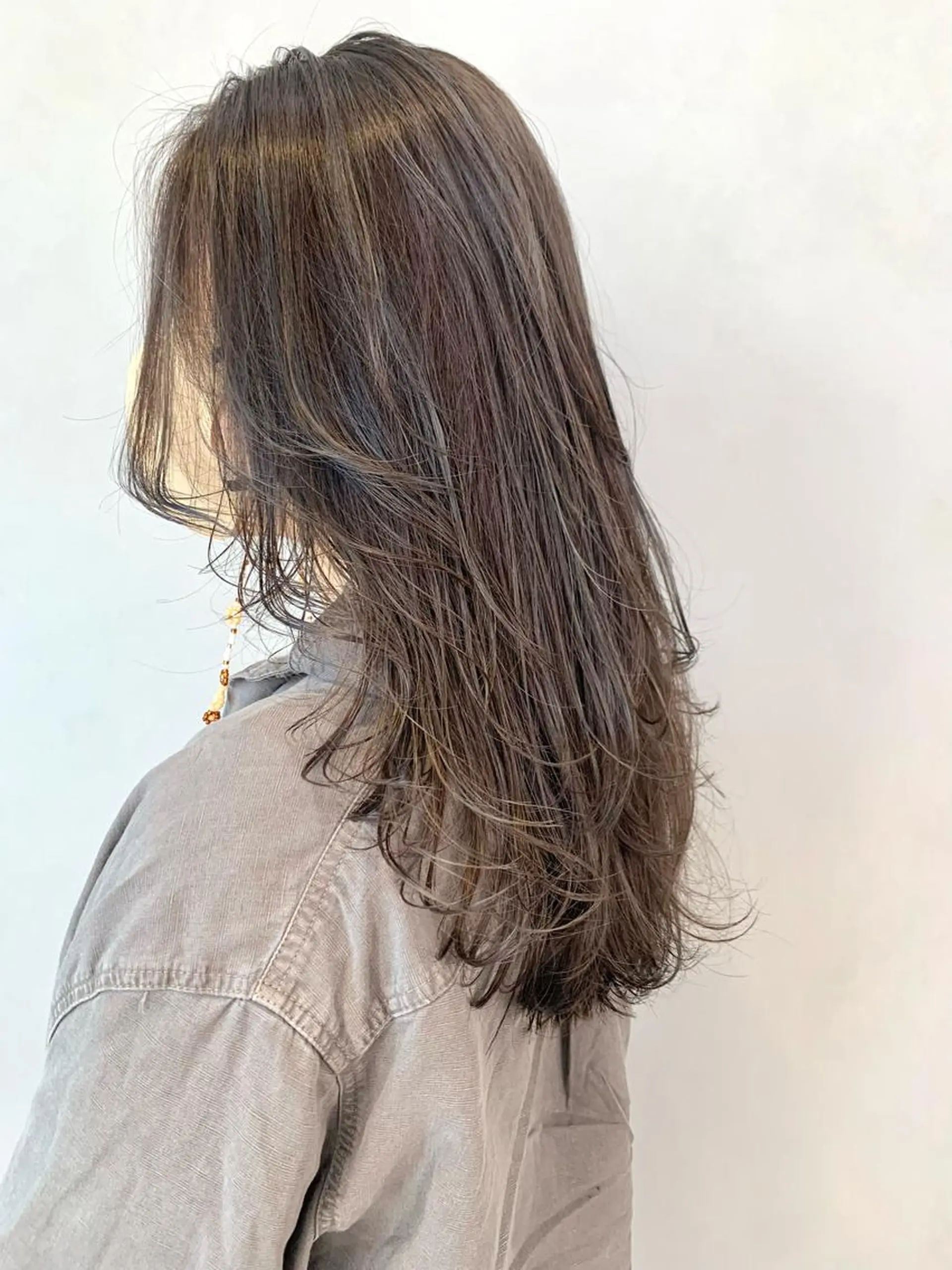 ミディアム カラー ブリーチ グレージュ ハイライトカラー ハイライト 大人上品特化 レイヤー🇺🇸山村のヘアスタイル