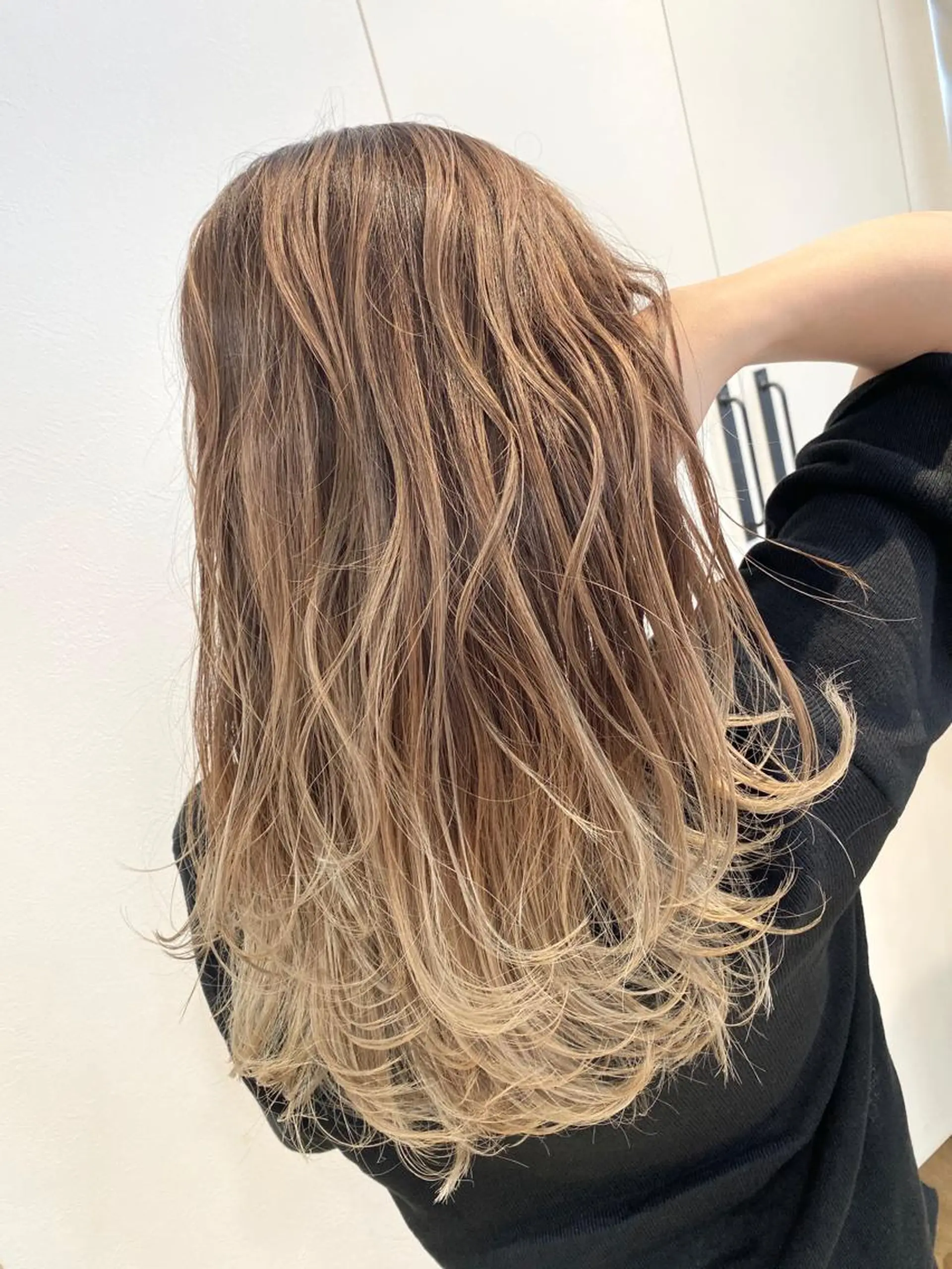 ロング カラー バレイヤージュ ベージュカラー ダブルカラー グラデーションカラー レイヤーカット カット ヘアカラー トリートメント Kazu .Kのヘアスタイル