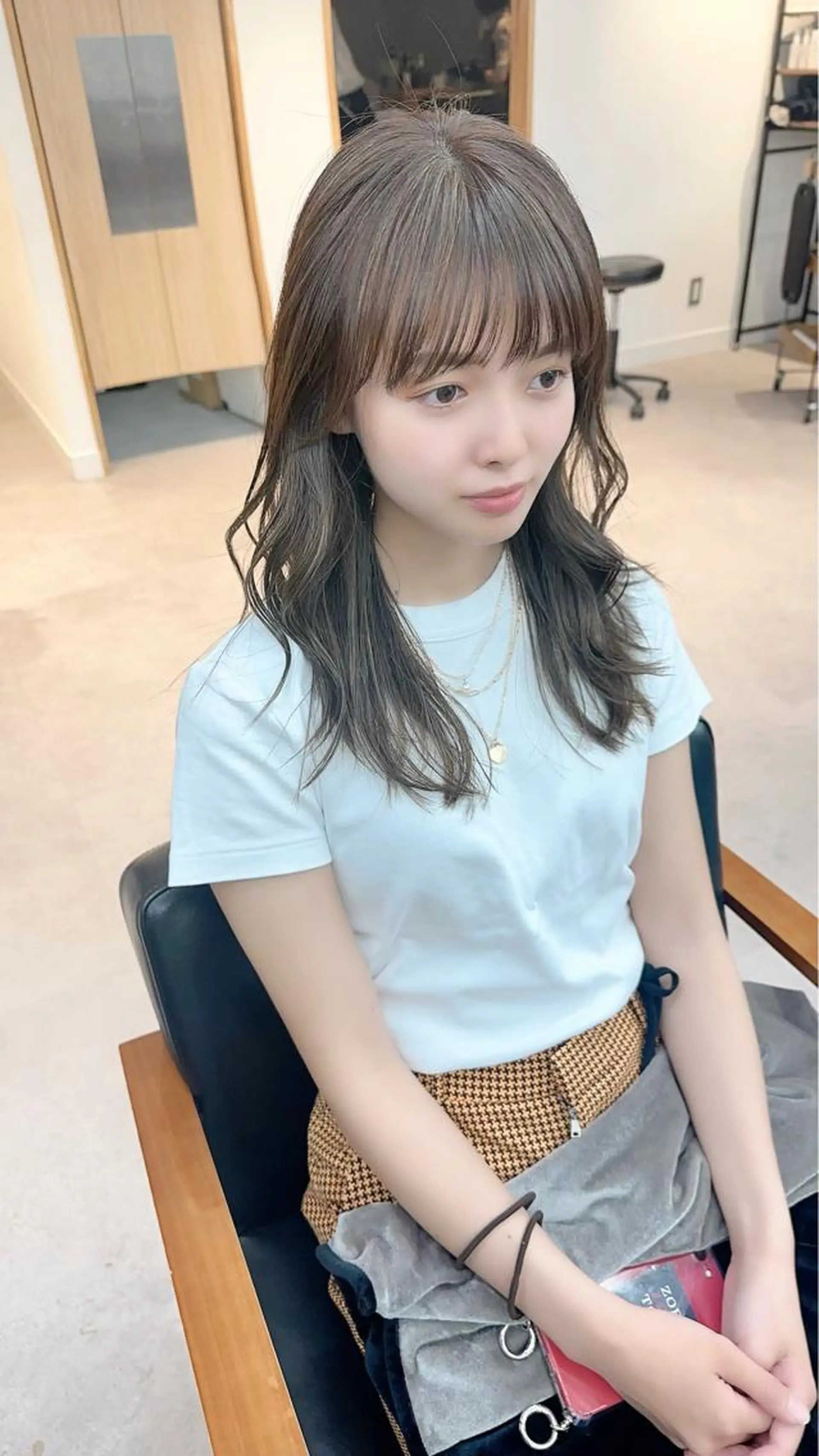セミロング カラー パーマ ヘアアレンジ メンズ キッズ ネイル マツエク・マツパ アイブロウ カット ヘアカラー レイヤーカット／顔周 りカット/縮毛矯正のヘアスタイル