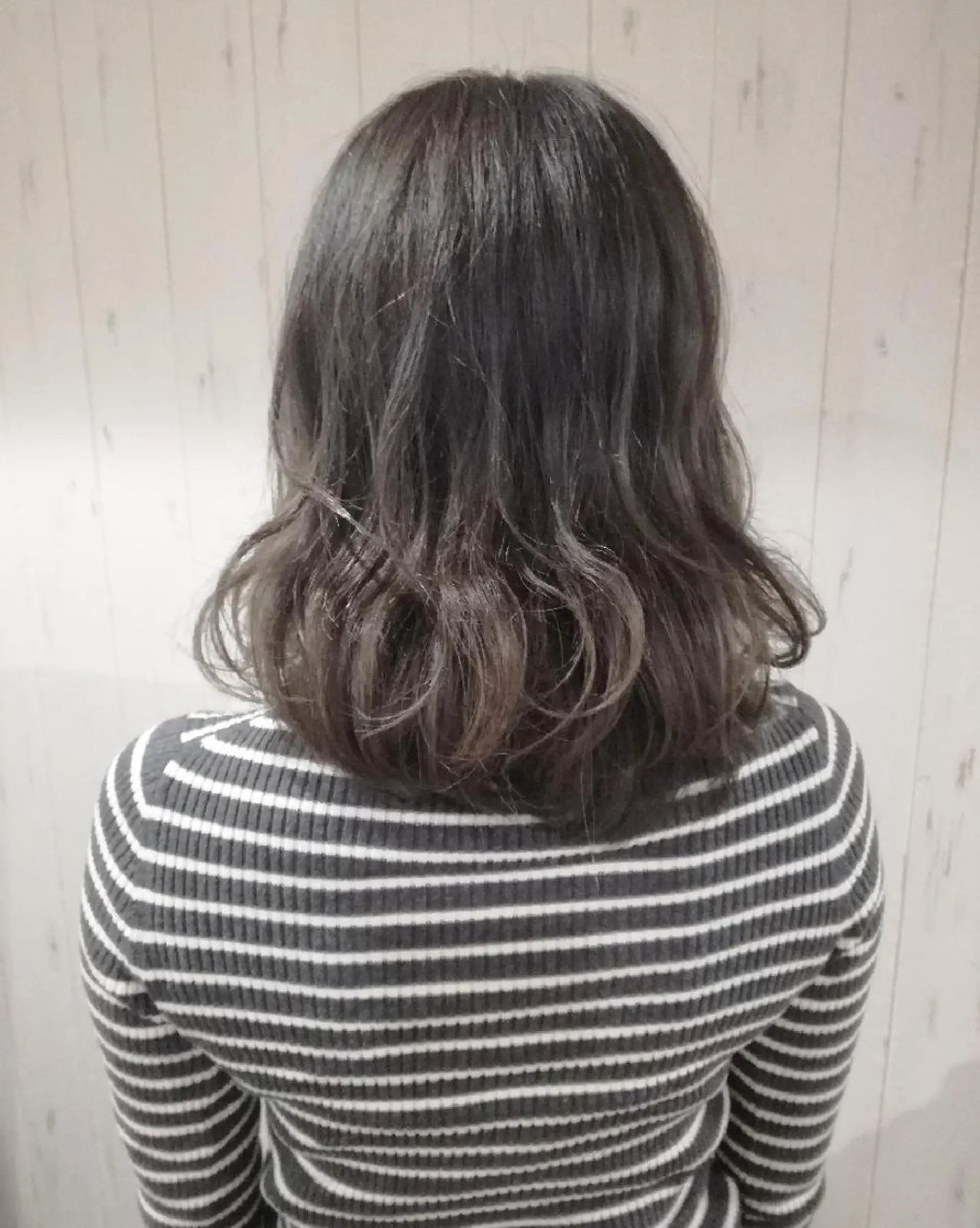 ミディアム カラー ブリーチ グラデーションカラー グレージュ 西川 敏夫のヘアスタイル