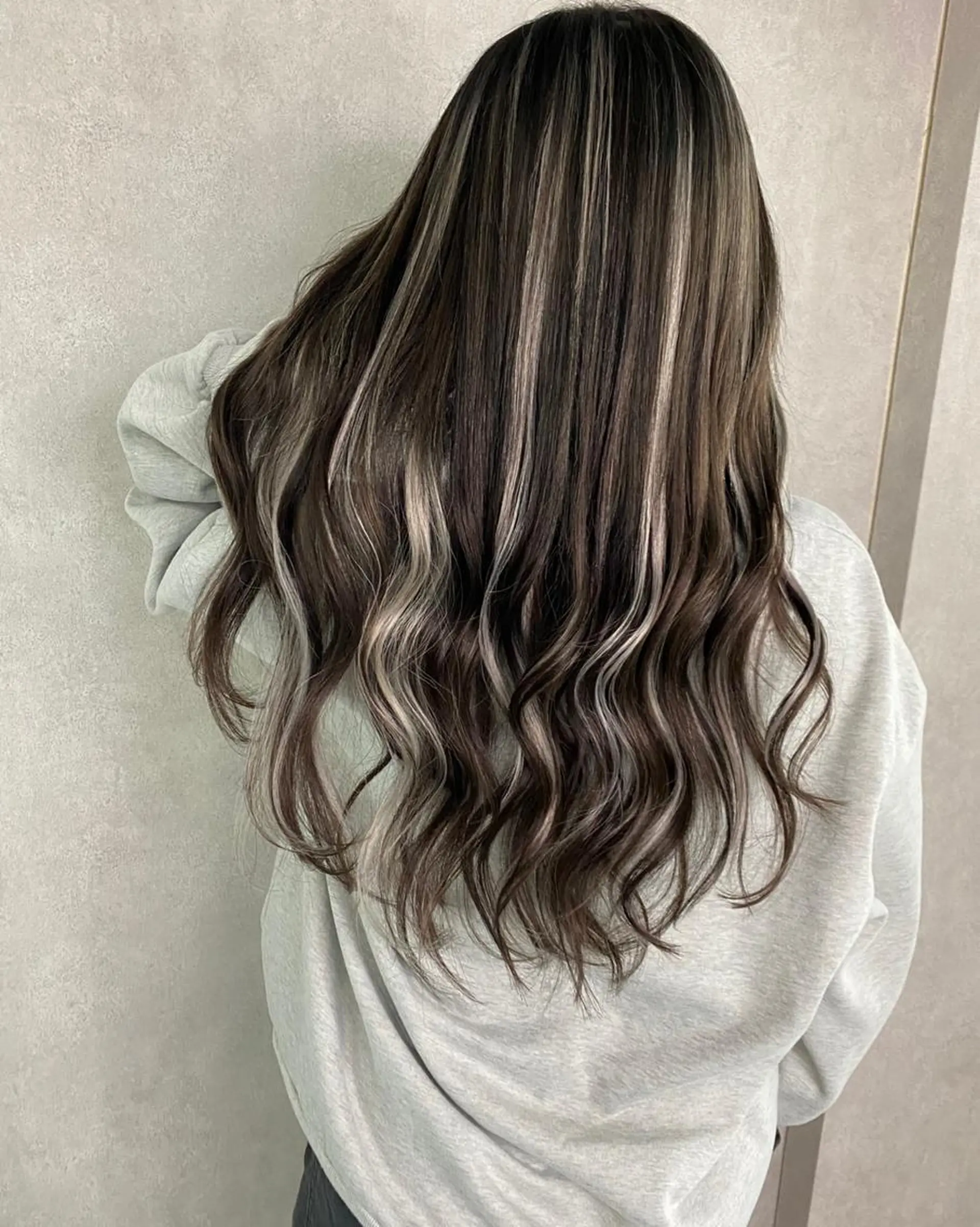 ロング ヘアアレンジ パーマ カラー シールエクステ アッシュ バレイヤージュ ベージュカラー ブリーチ ハイトーン カラーのヘアスタイル