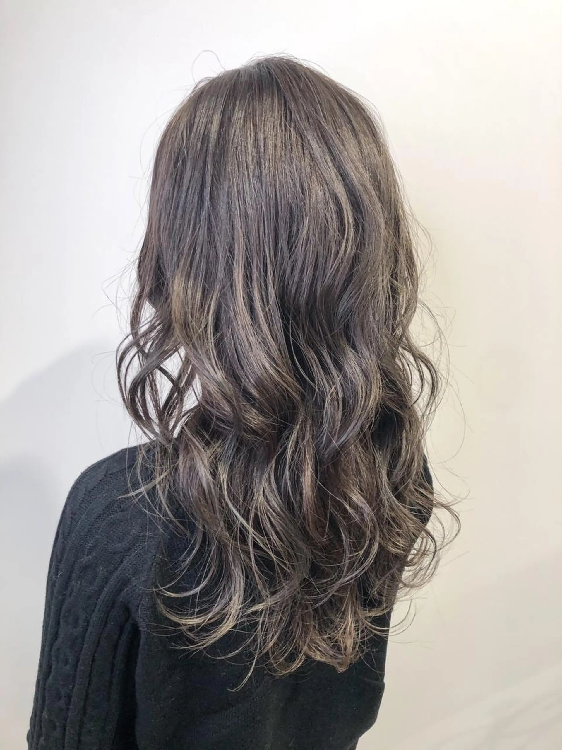 ロング アッシュ アッシュグレー カット ヘッドスパ 佐藤 結花のヘアスタイル