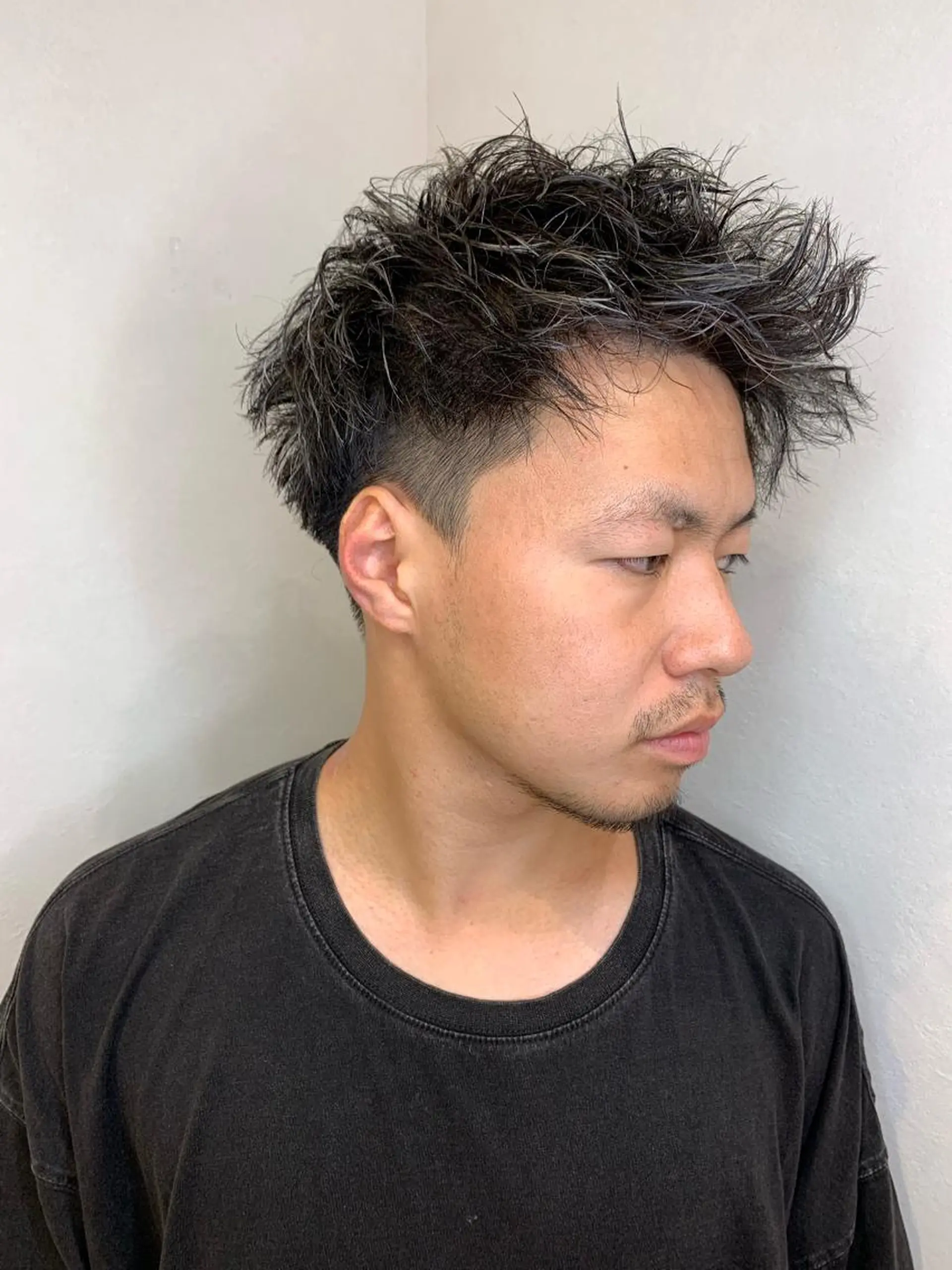 ショート カラー パーマ メンズ メンズハイライト メンズパーマ メンズツイストパーマ ハイライトカラー ハイライト Vir by browのヘアスタイル