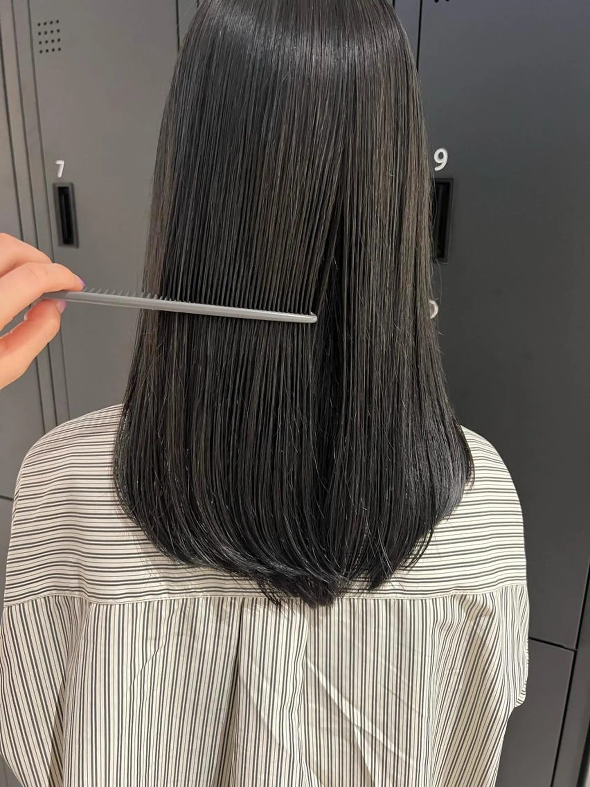 セミロング カラー ダークグレー 暗髪カラー🫐パーマ おくだりんかのヘアスタイル