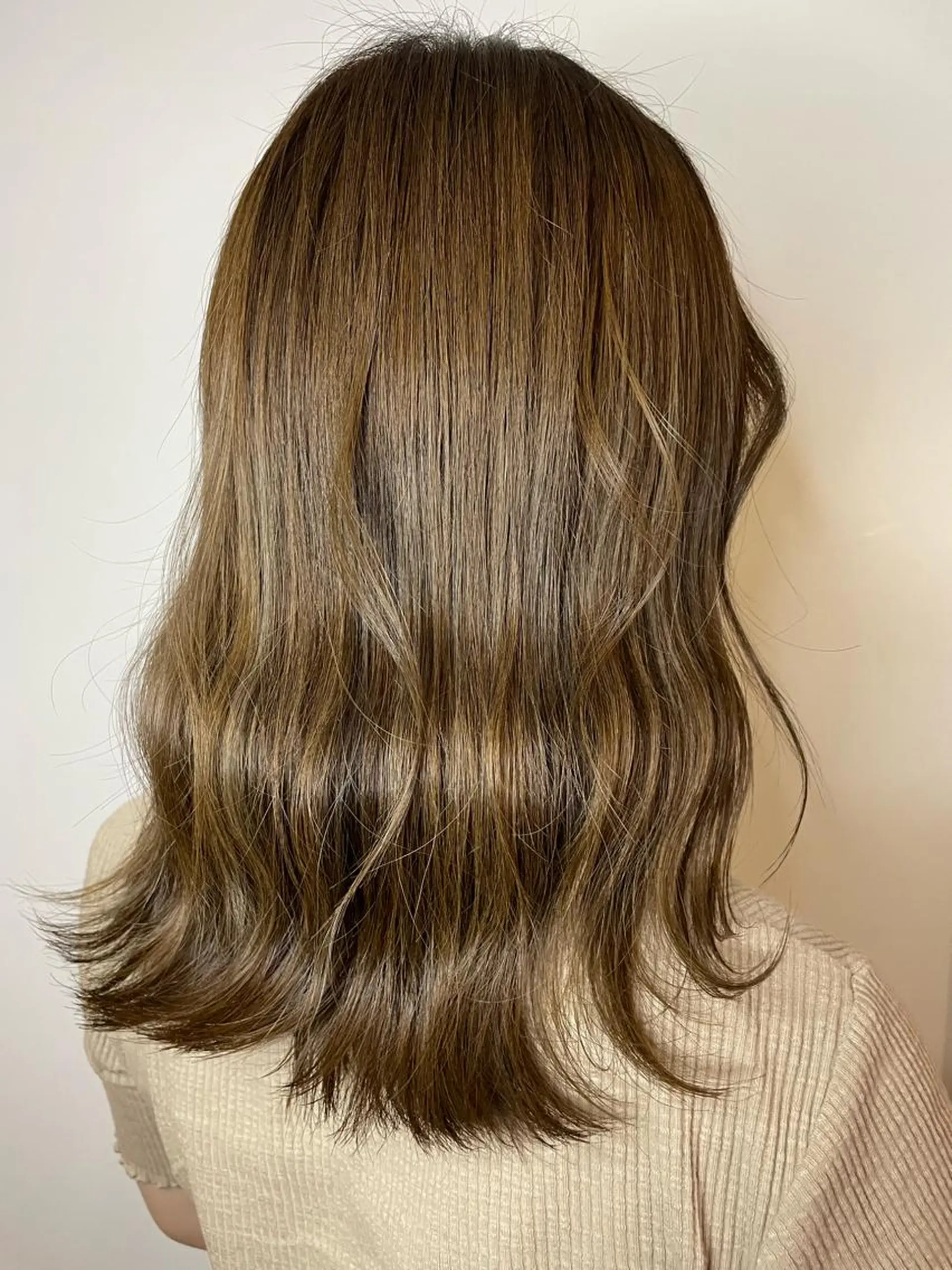 ミディアム カラー グレージュ オリーブグレージュ オリーブグレー 大塚 友茉のヘアスタイル