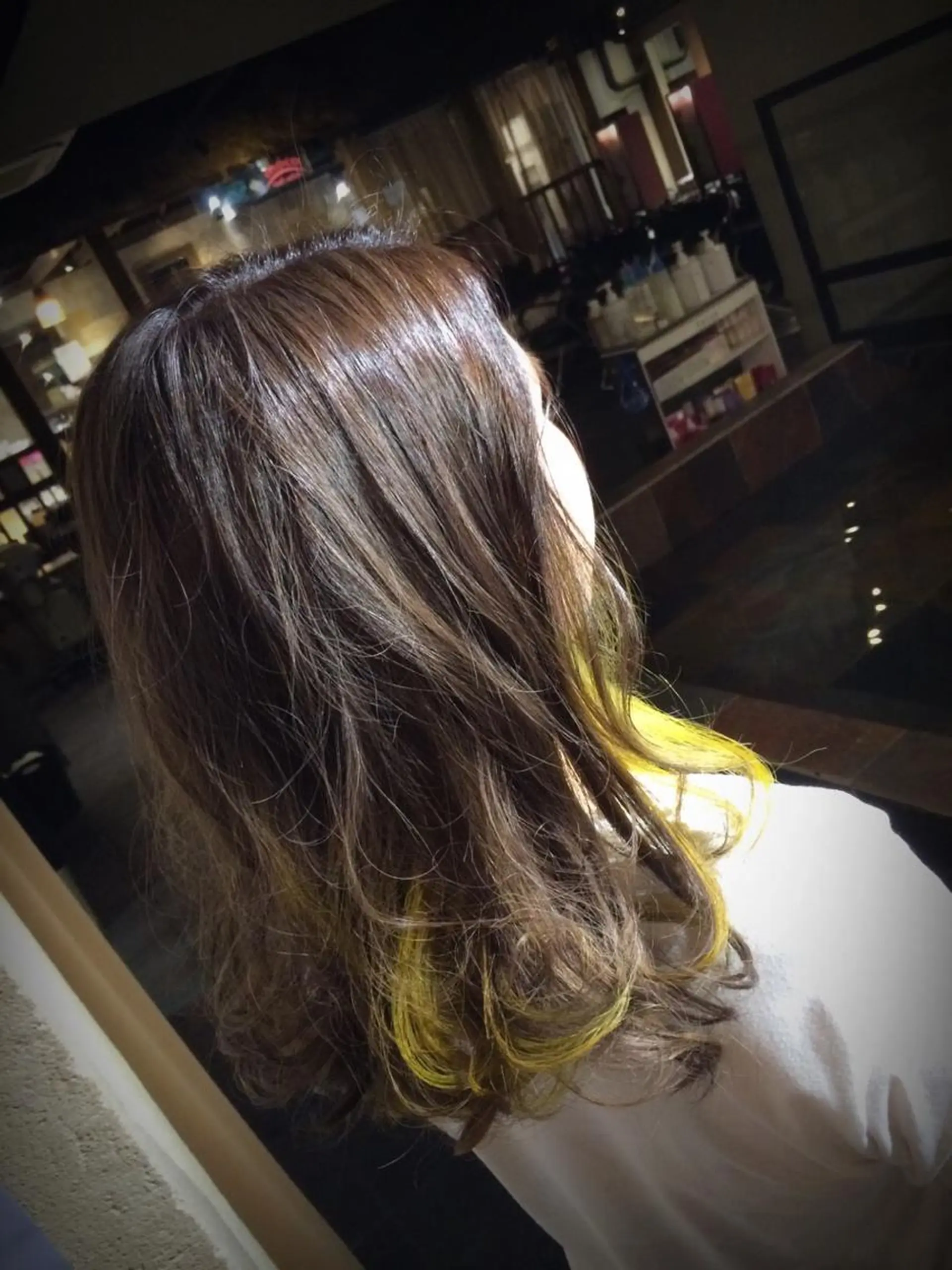 ミディアム イエローカラー Eliss 堀江のヘアスタイル