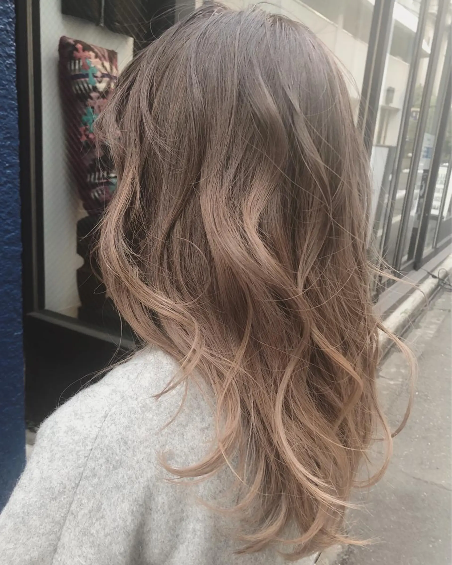 セミロング 白髪ぼかし×デザイン 🕊️🫧ホウジョウのヘアスタイル