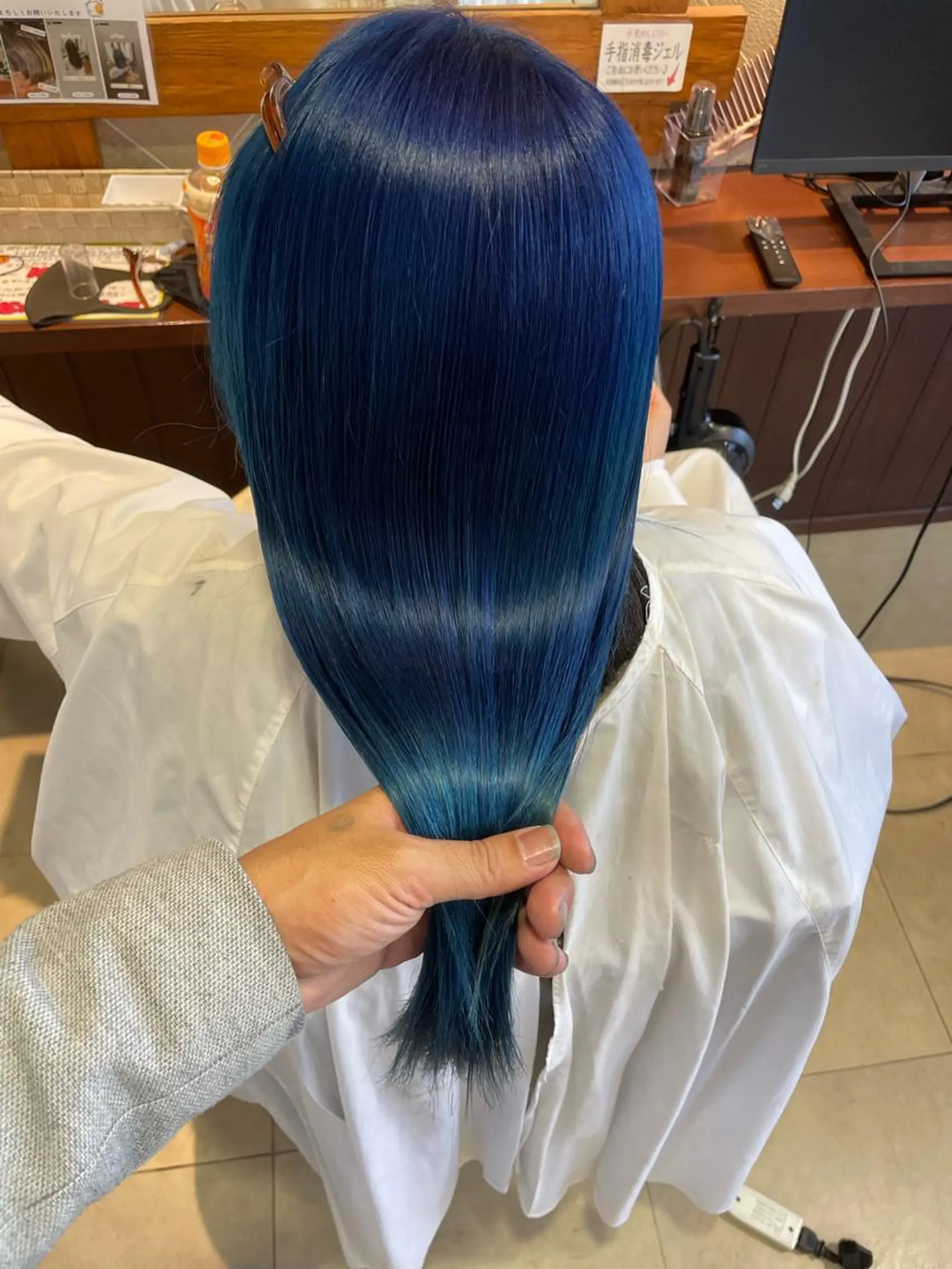 セミロング カラー ブリーチ ブルーカラー カットが上手い 💇‍♂🌸サク🌸のヘアスタイル