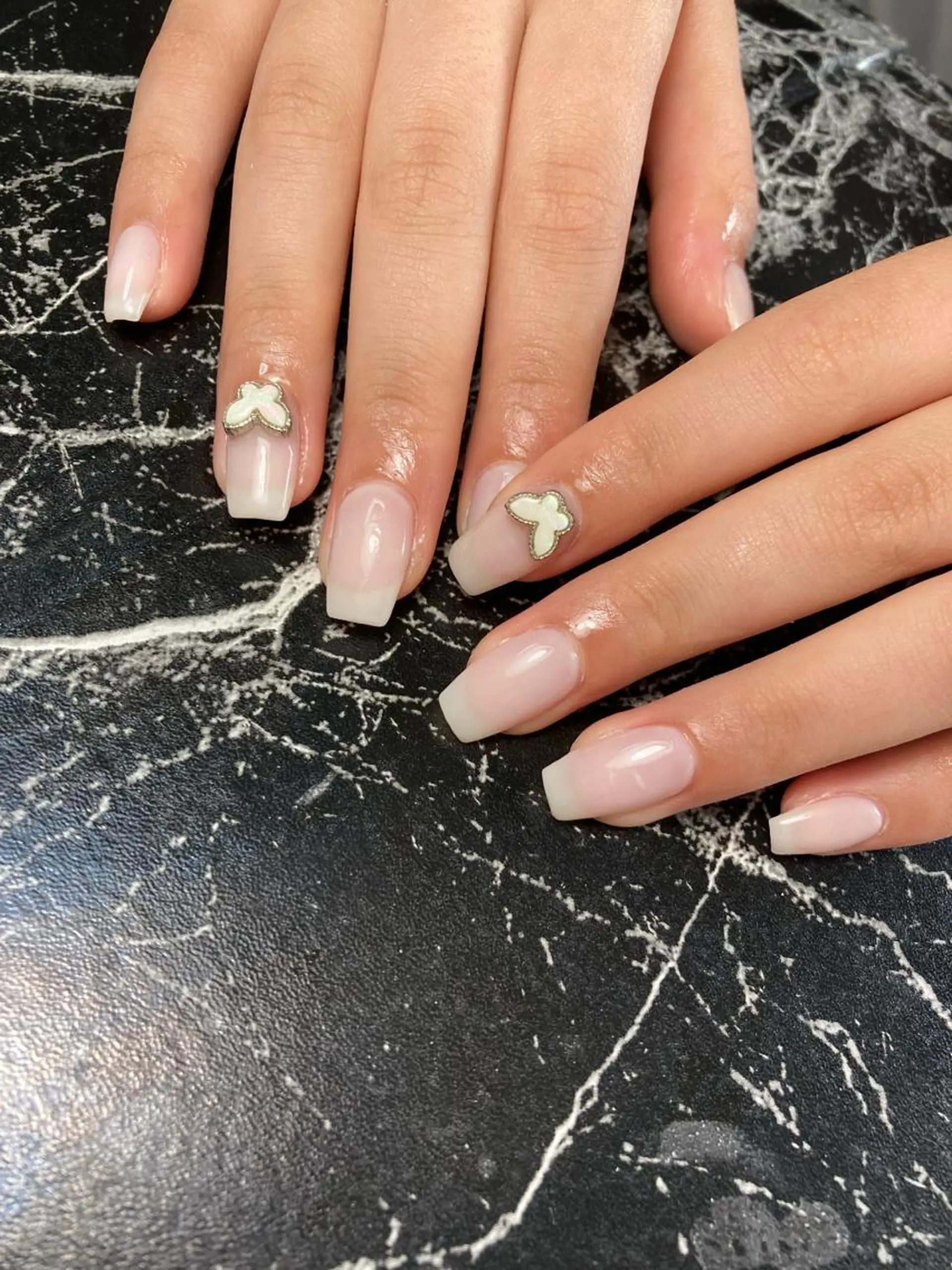 ミディアム ネイル ハンドネイル フットネイル ✴︎ Delightのネイルデザイン