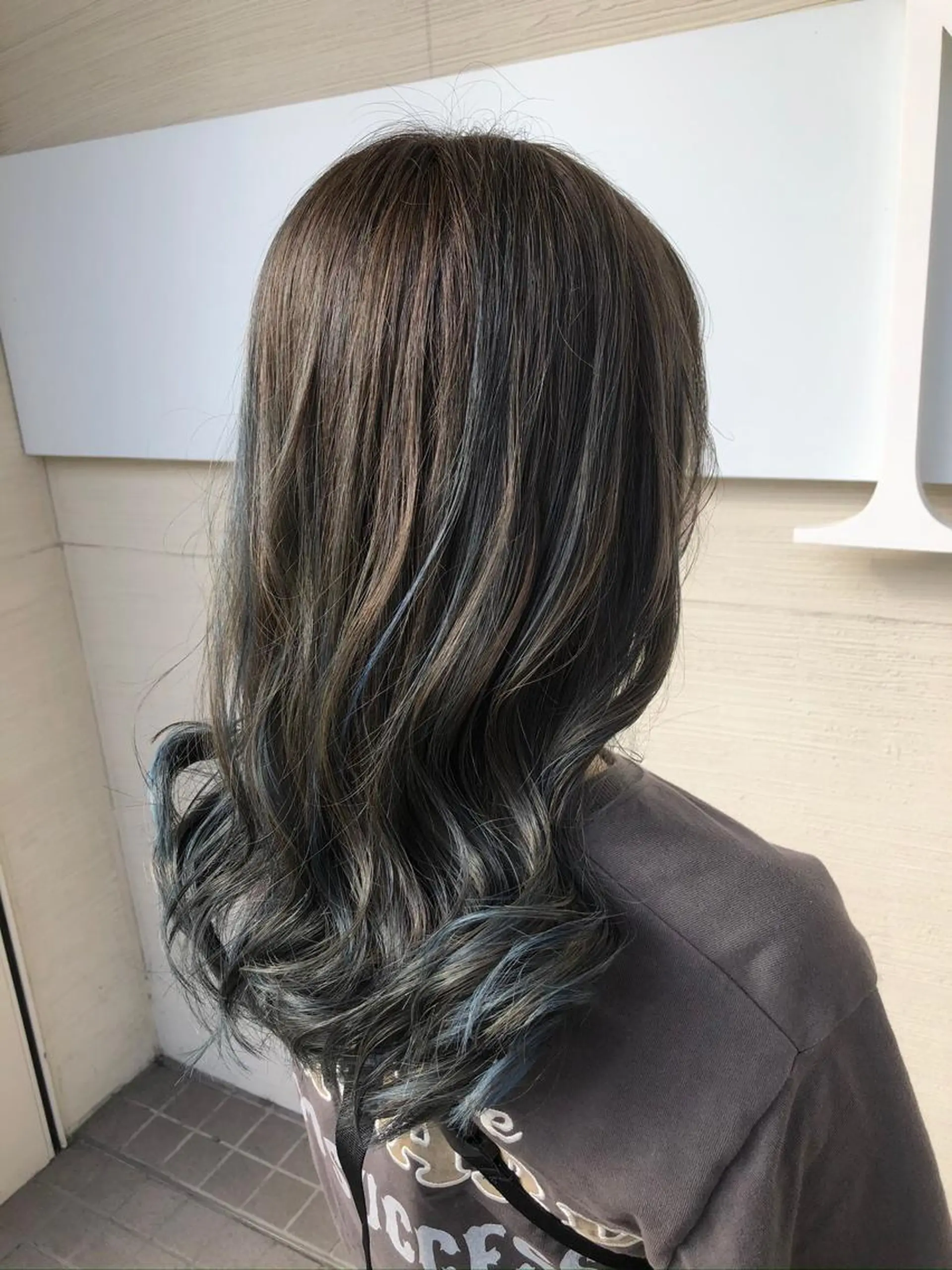 セミロング カラー ブルーカラー グラデーションカラー ハイライトカラー ハイライト カット ヘアカラー トリートメント ✨髪質改善✨ 田西　基彦のヘアスタイル