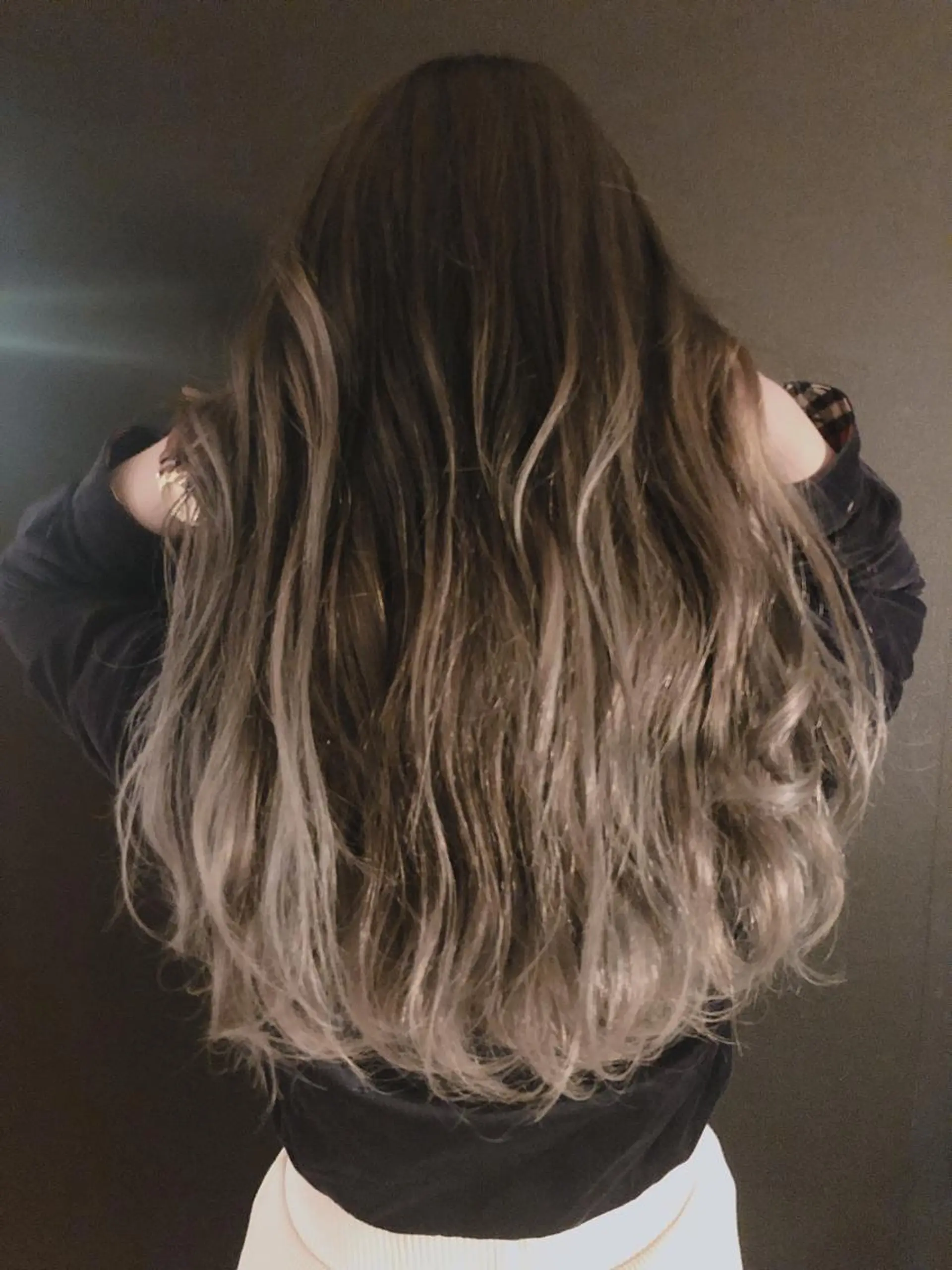 ロング カラー バレイヤージュ グラデーションカラー グレージュ レイヤーカット ブリーチカラー 美髪矯正takaraのヘアスタイル