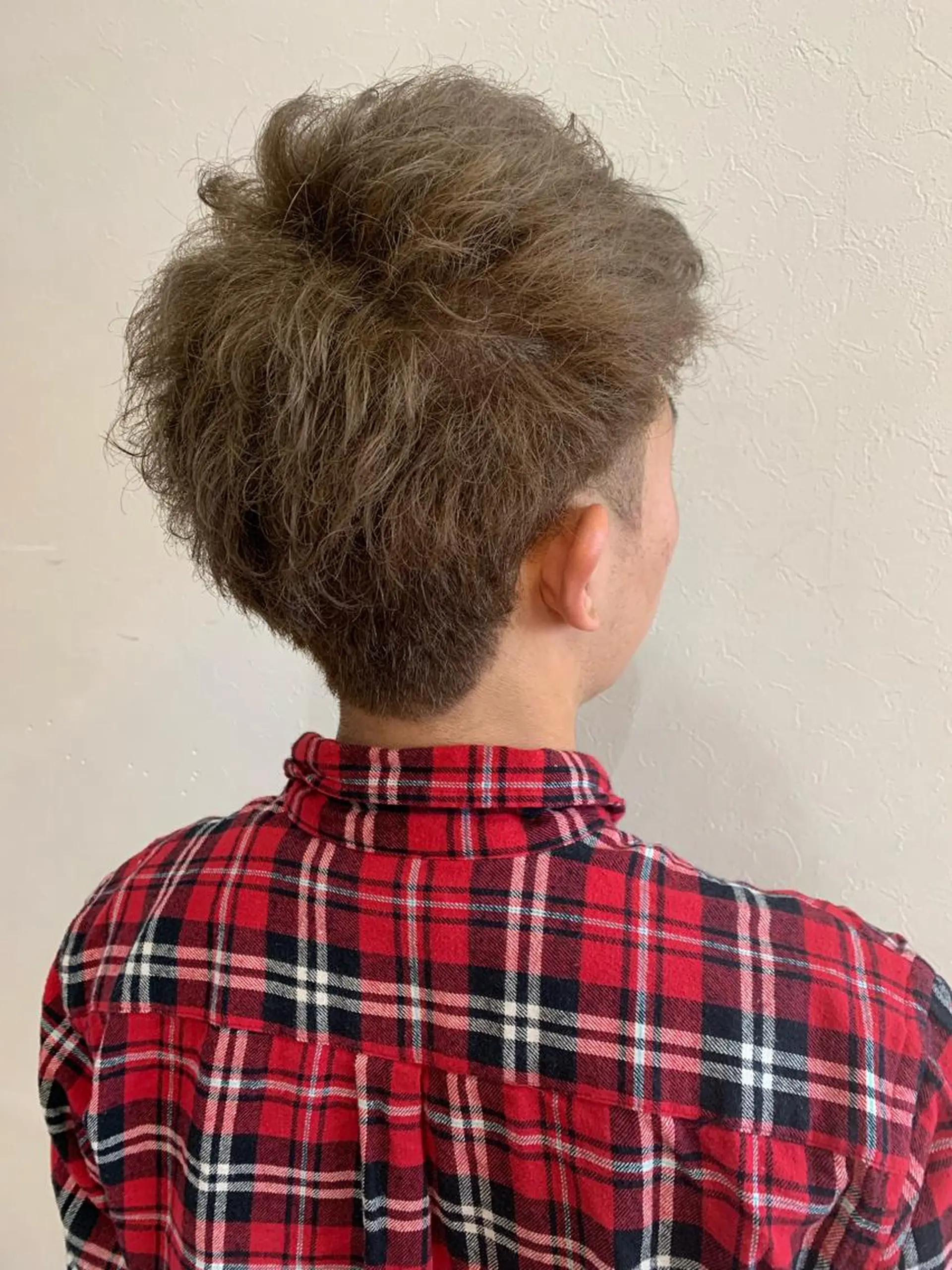 ショート カラー メンズ ベージュカラー ダブルカラー ミルクティーベージュ Freez狭間 裕美のヘアスタイル