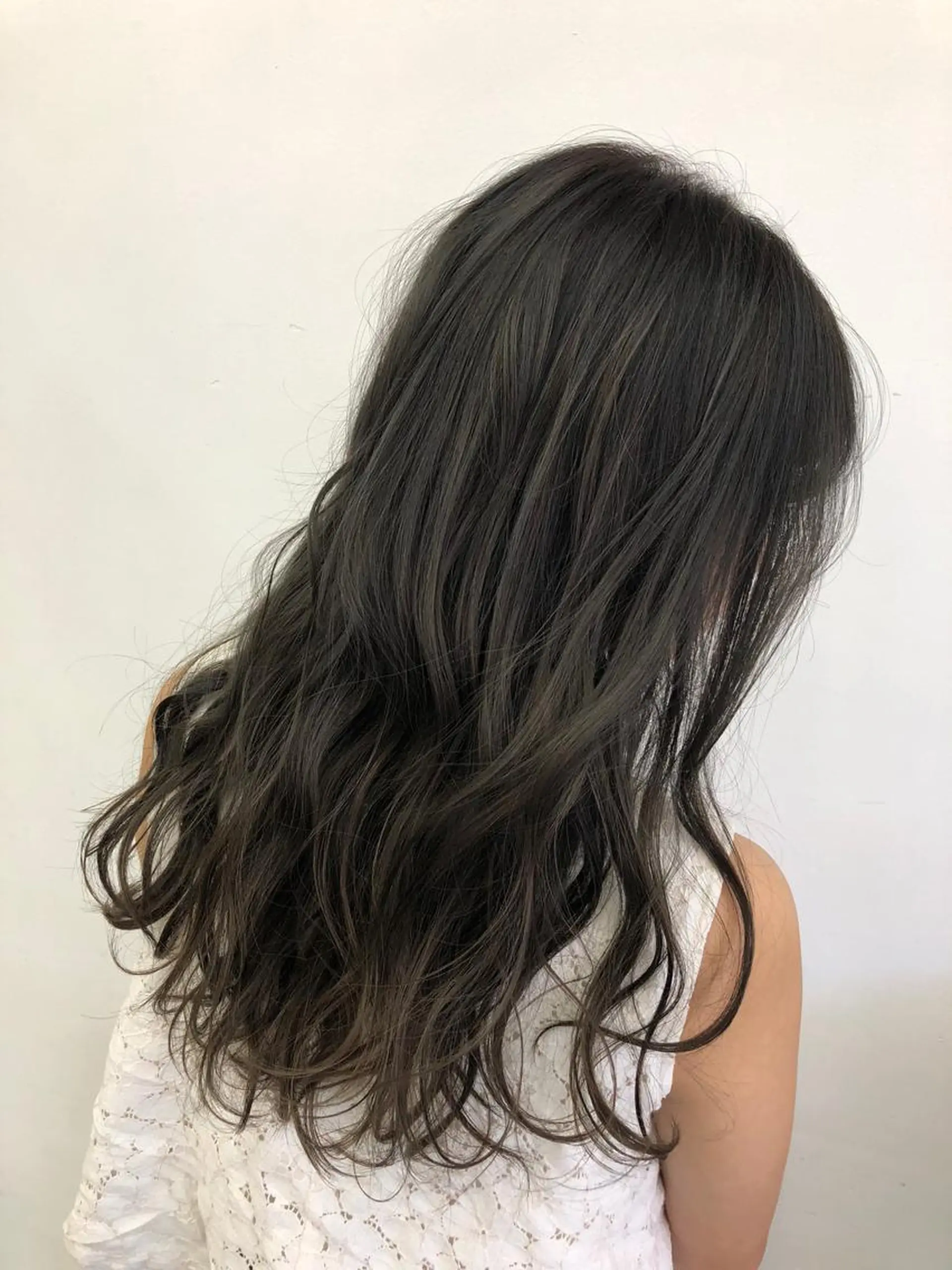 ロング カラー 透明感カラー グレージュ ハイライトカラー ハイライト カット 縮毛矯正 岩崎 裕司のヘアスタイル