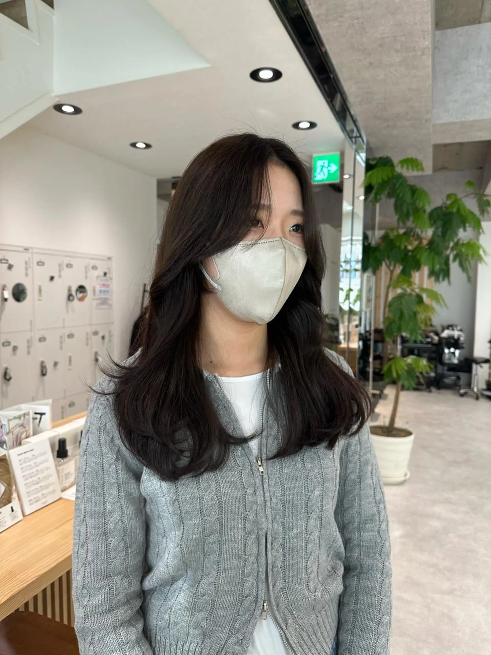 ミディアム カラー ヘアカラー トリートメント レイヤー/顔まわり カット/地毛風カラーのヘアスタイル