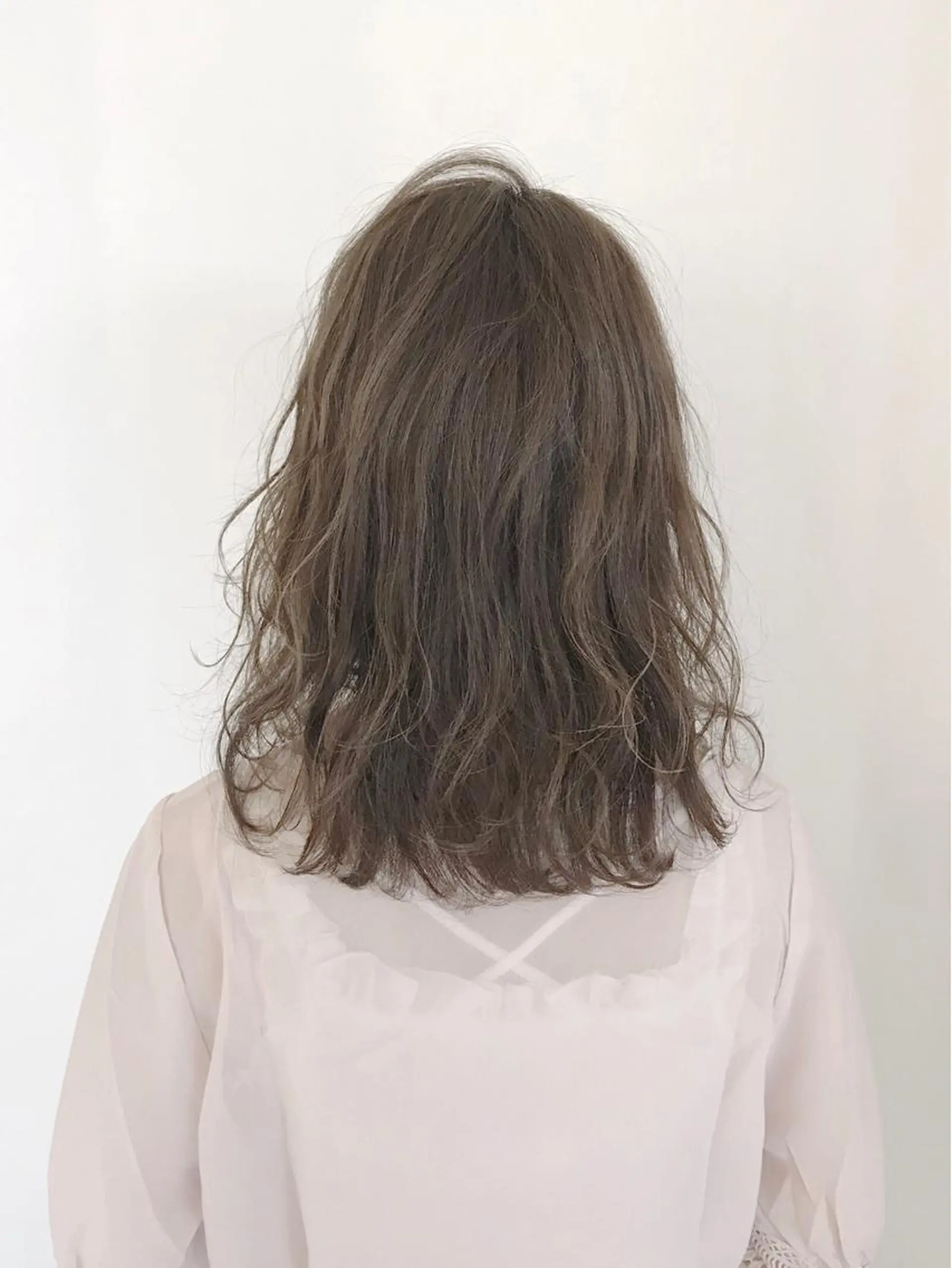 ミディアム カラー アッシュ ベージュカラー 透明感カラー イルミナカラー カット ヘアカラー トリートメント ボブ・レイヤーカット 吉敷航一のヘアスタイル