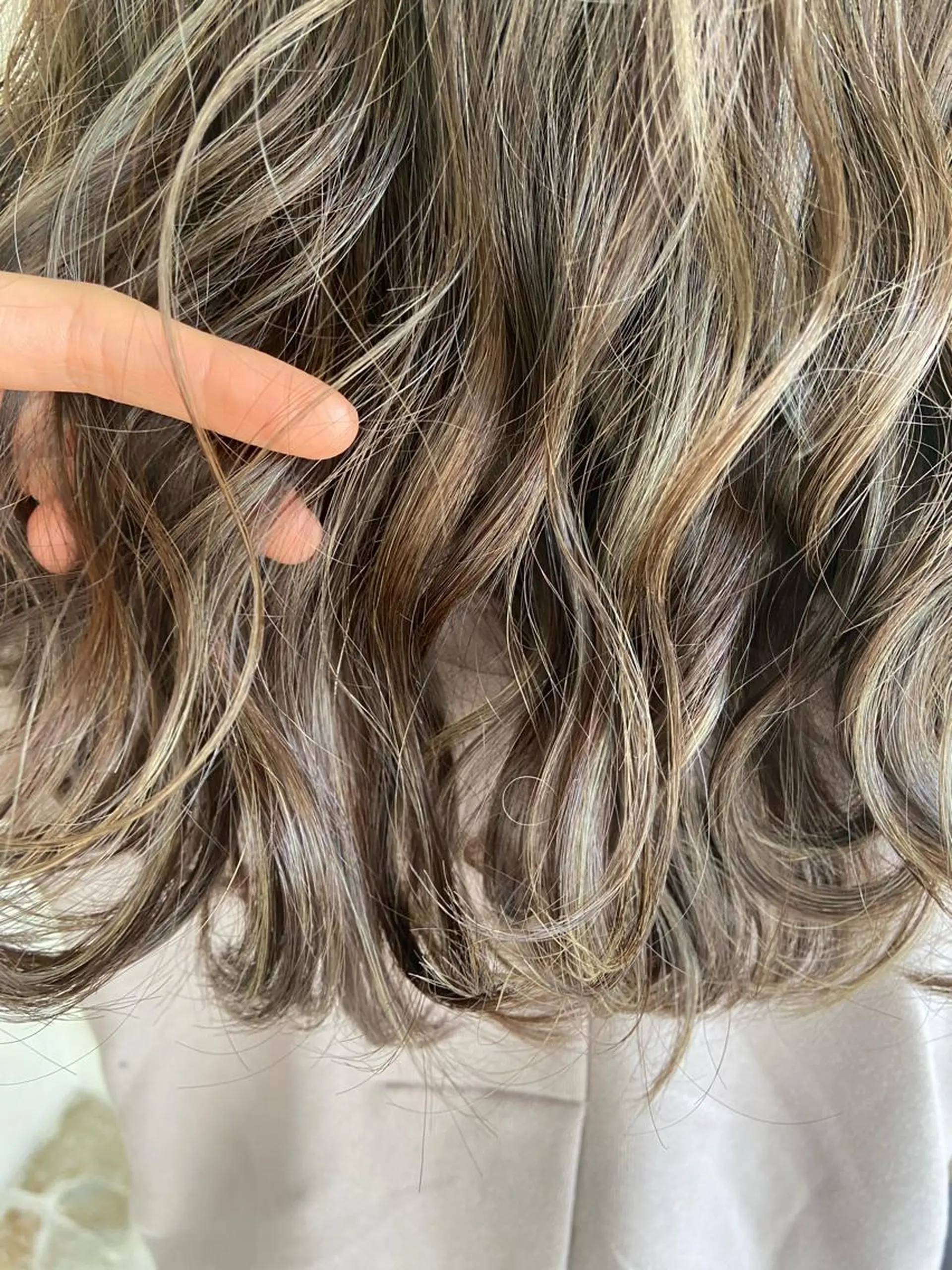 カラー ベージュカラー ハイライトカラー オリーブベージュ Cheri Cherie所属・井上 歩美のヘアスタイル