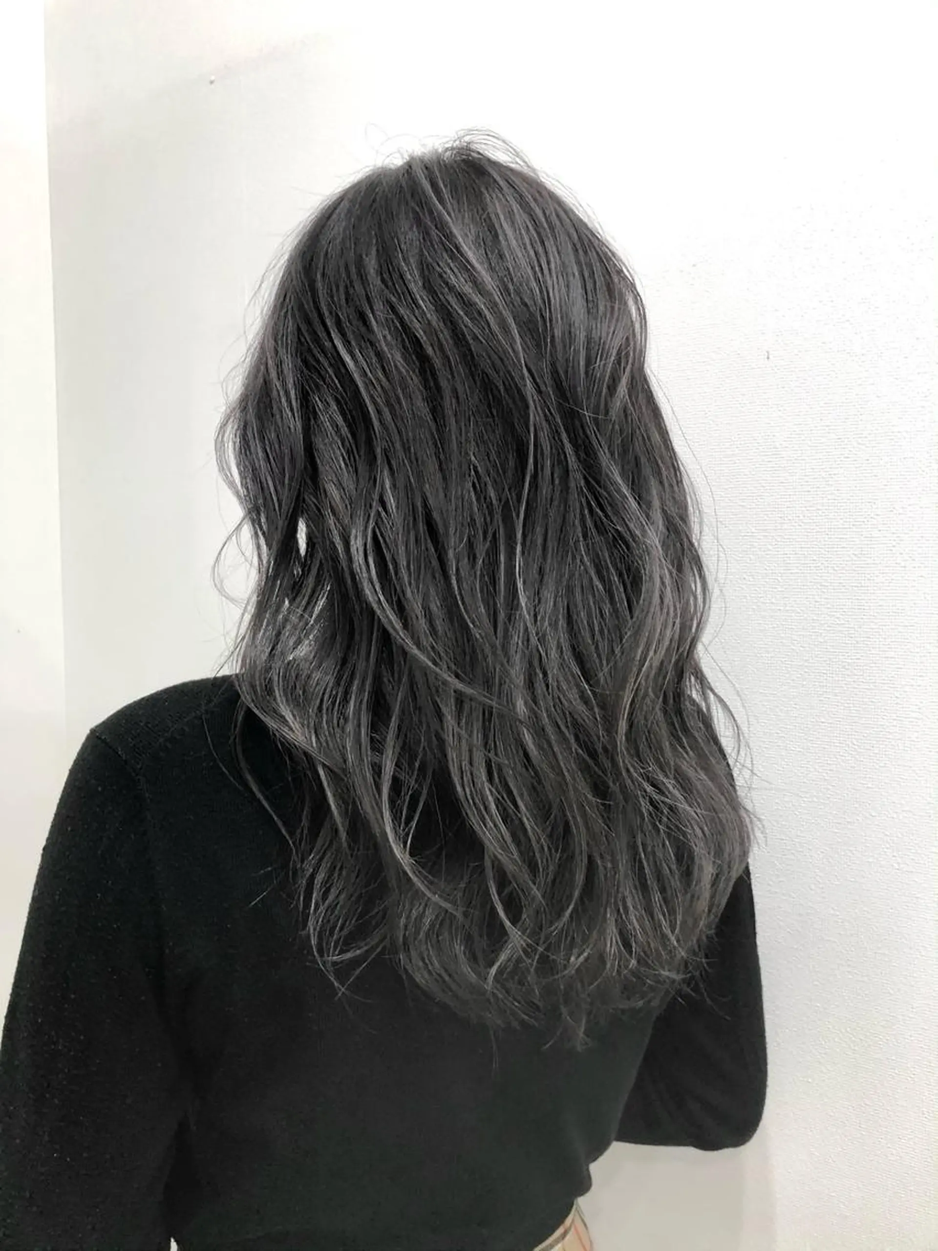 セミロング 白いハイライト🤍 タナカリョウスケのヘアスタイル