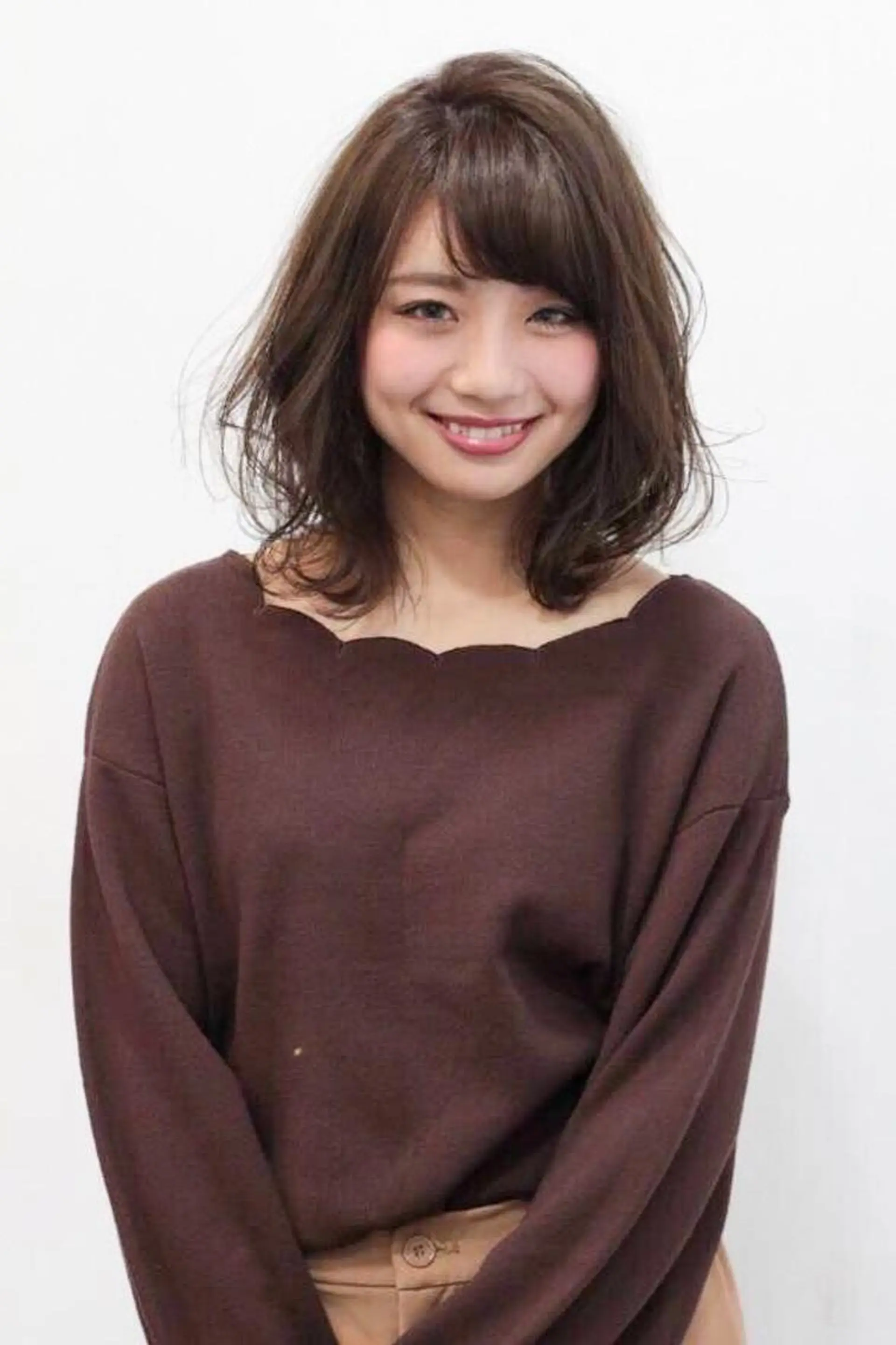 ミディアム アッシュ 外ハネヘア 秋野 睦実のヘアスタイル